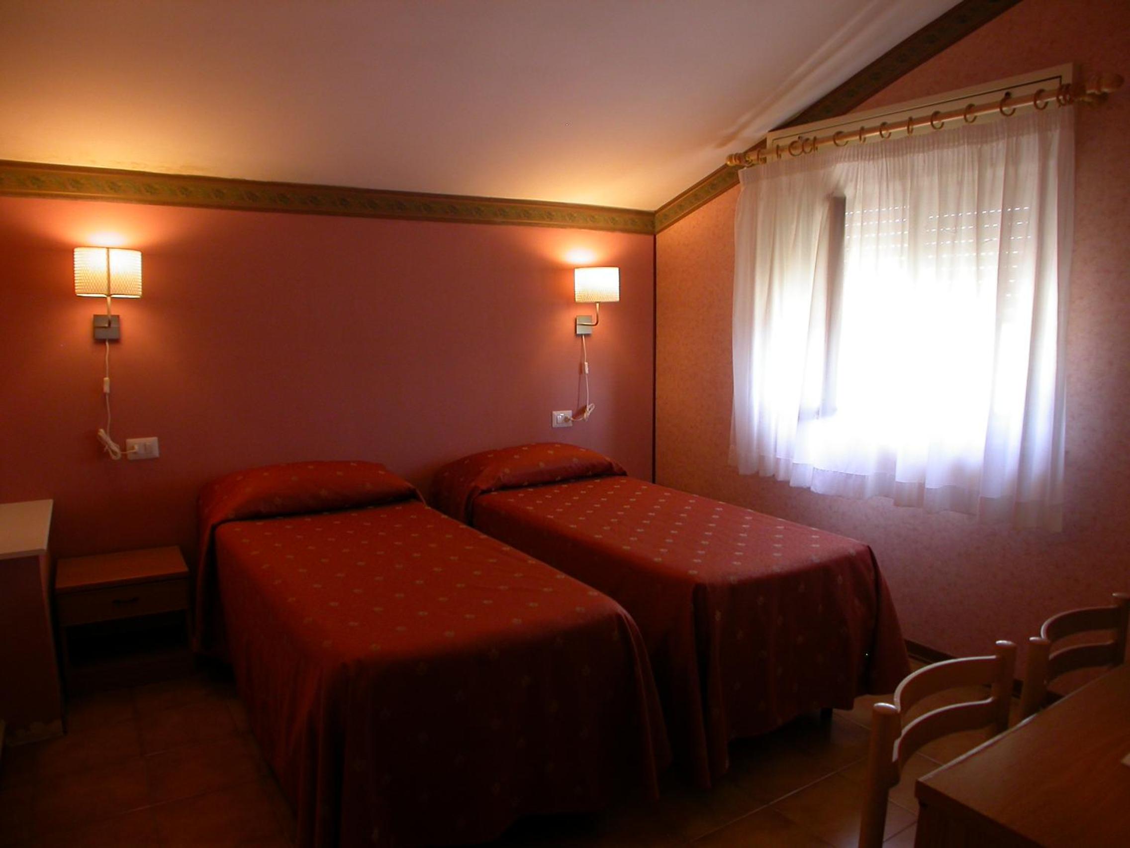 Standard Double or Twin Room - Photo 3