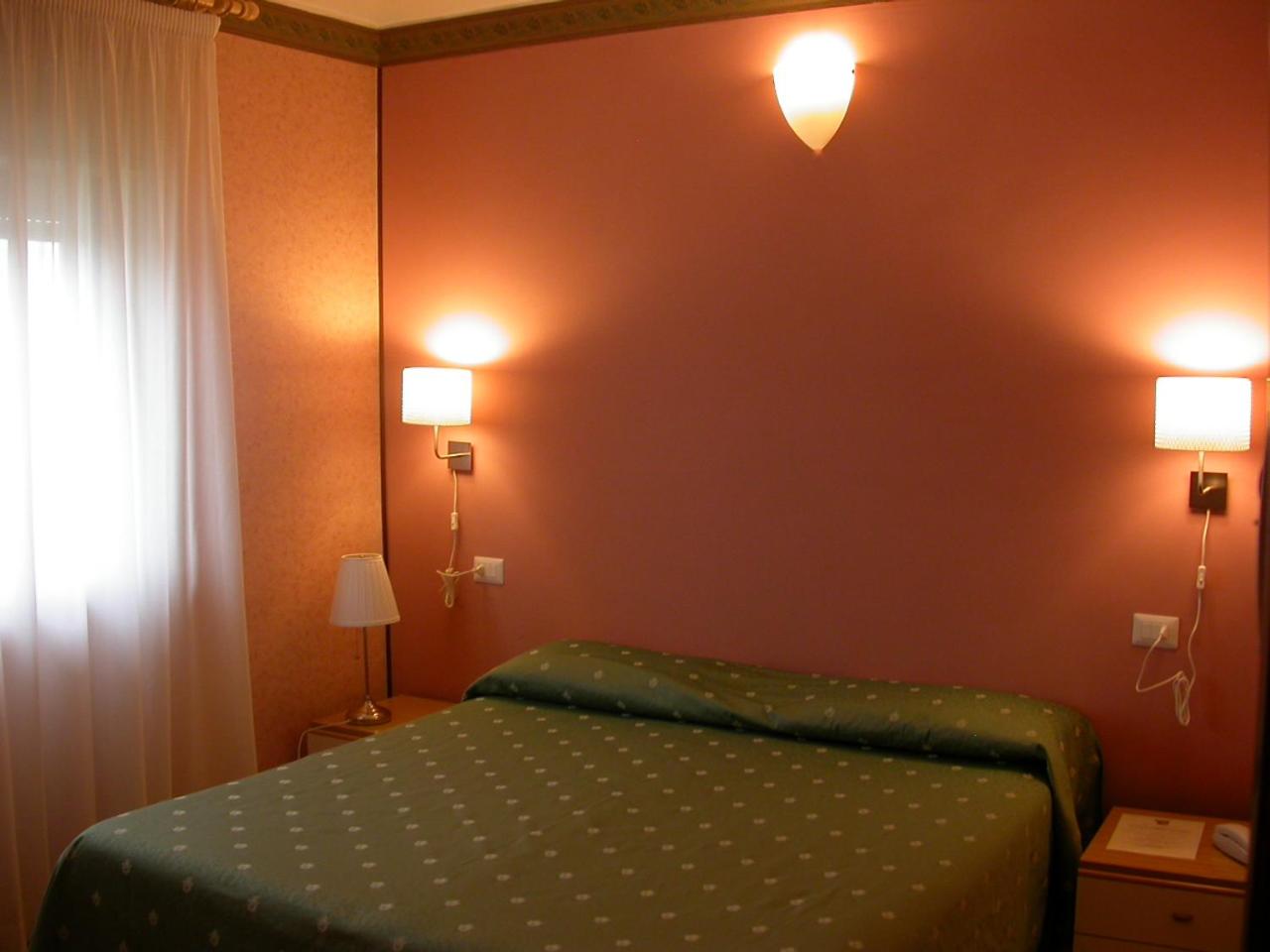 Standard Double or Twin Room - Photo 5