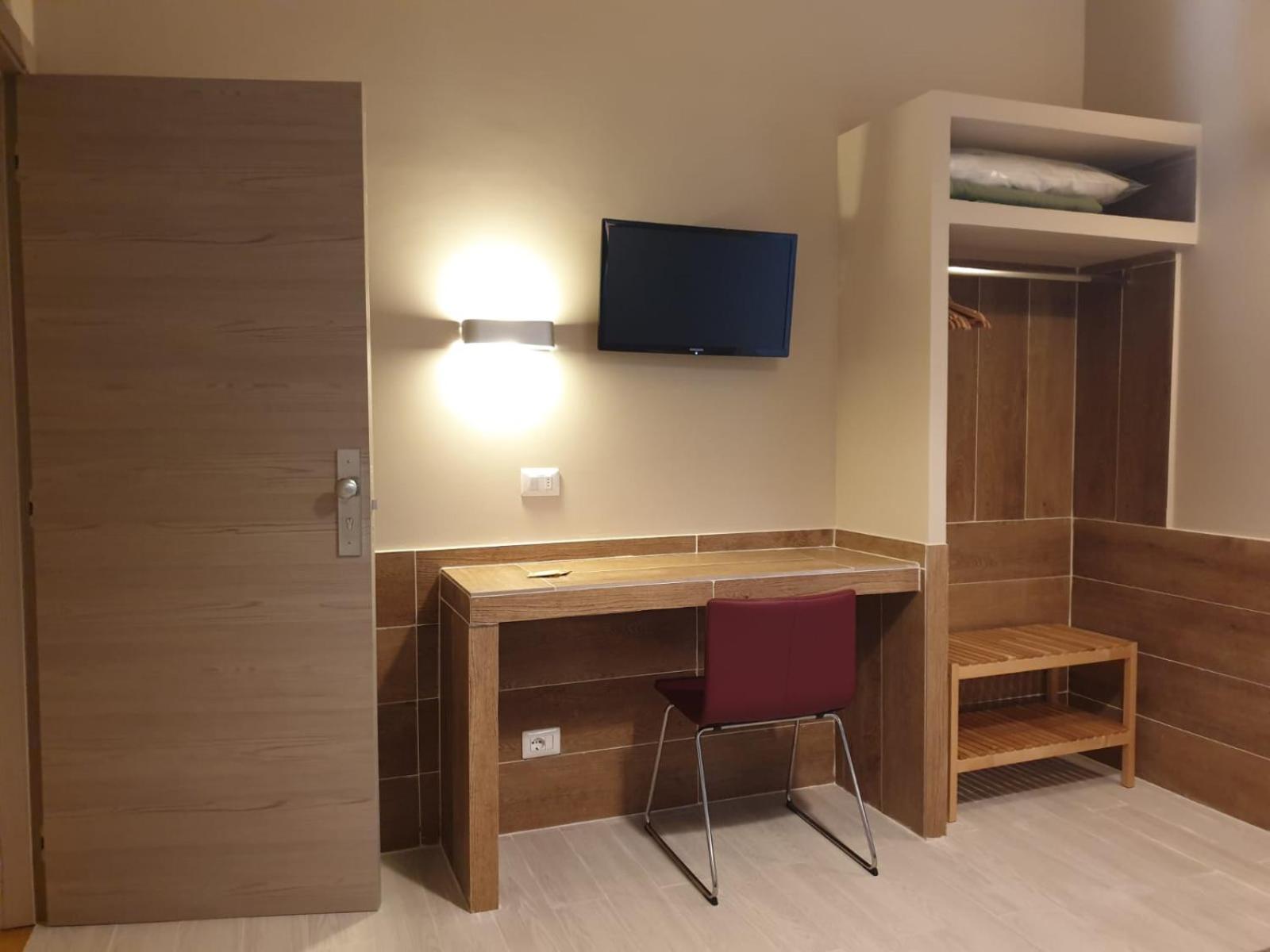 King Room with Balcony - Photo 3