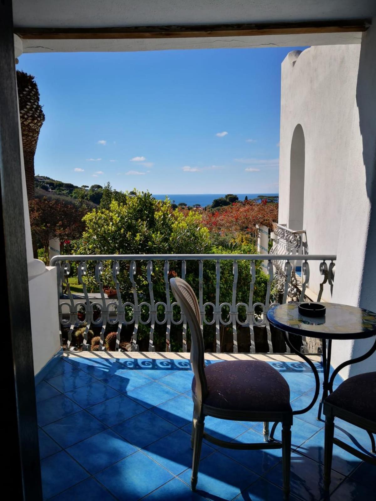 Superior Double Room with Balcony and Partial Sea View - Photo 2