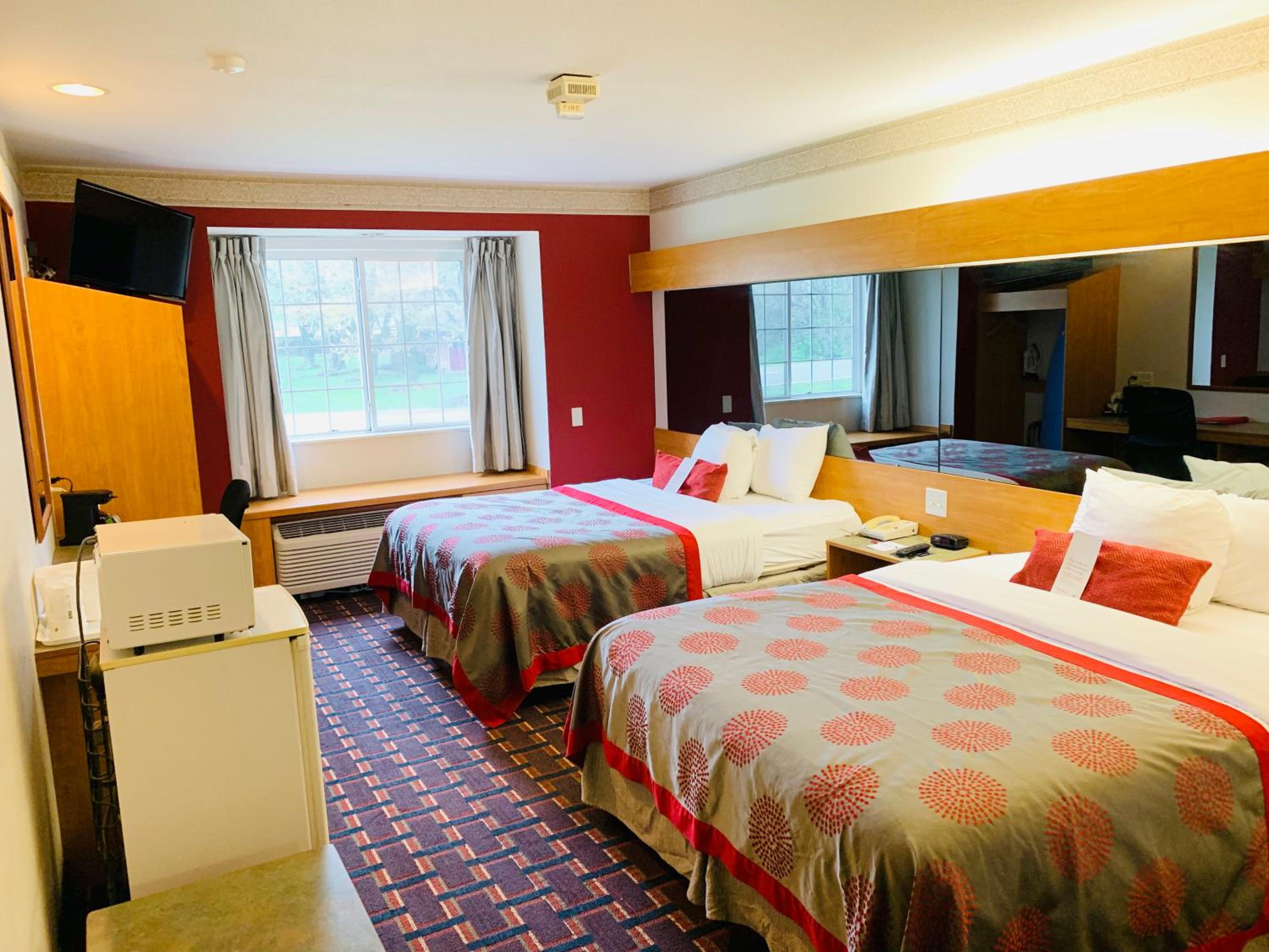 Queen Room with Two Queen Beds - Mobility Access/Non-Smoking - Photo 1