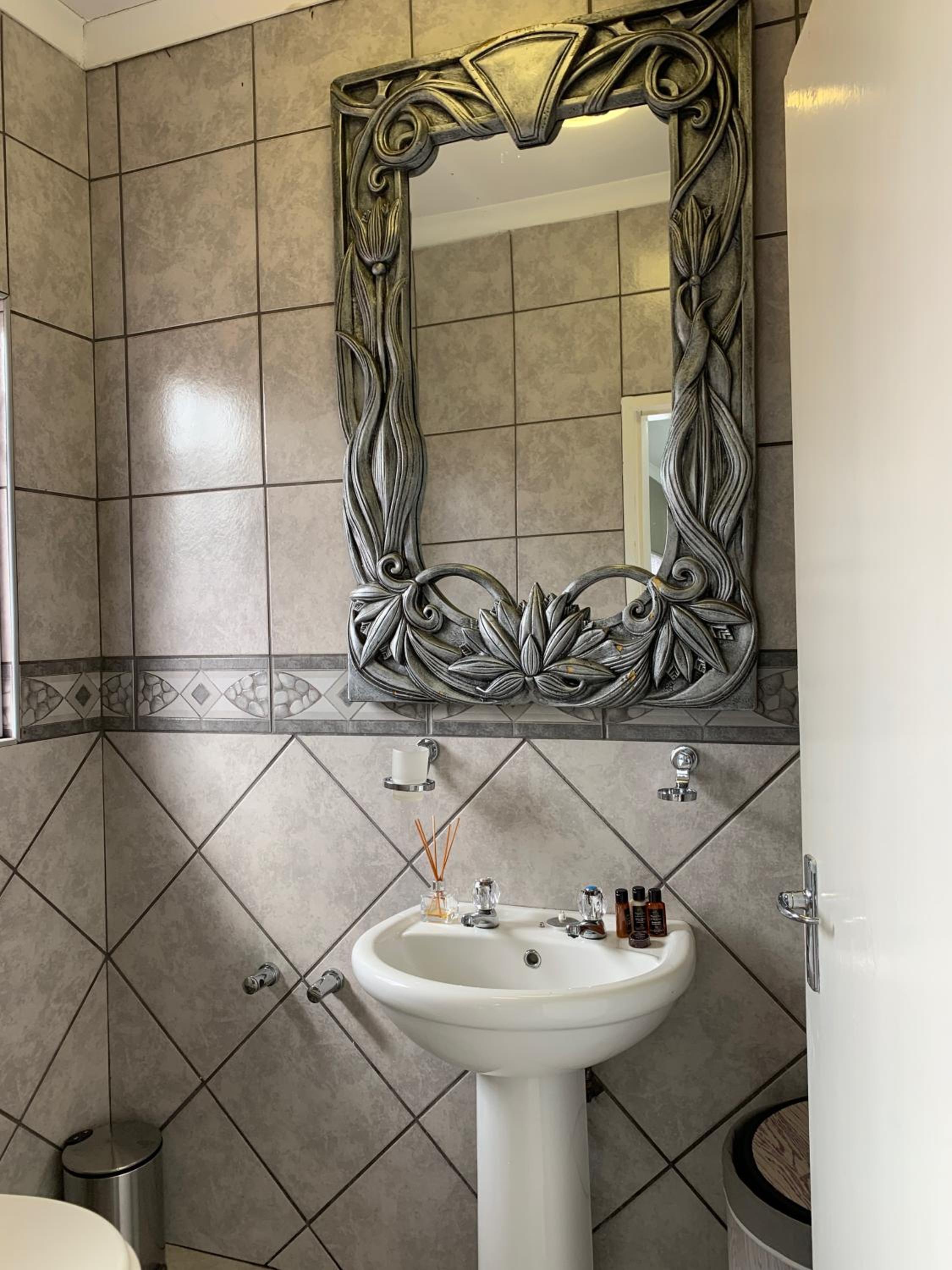 Queen Room photo 2