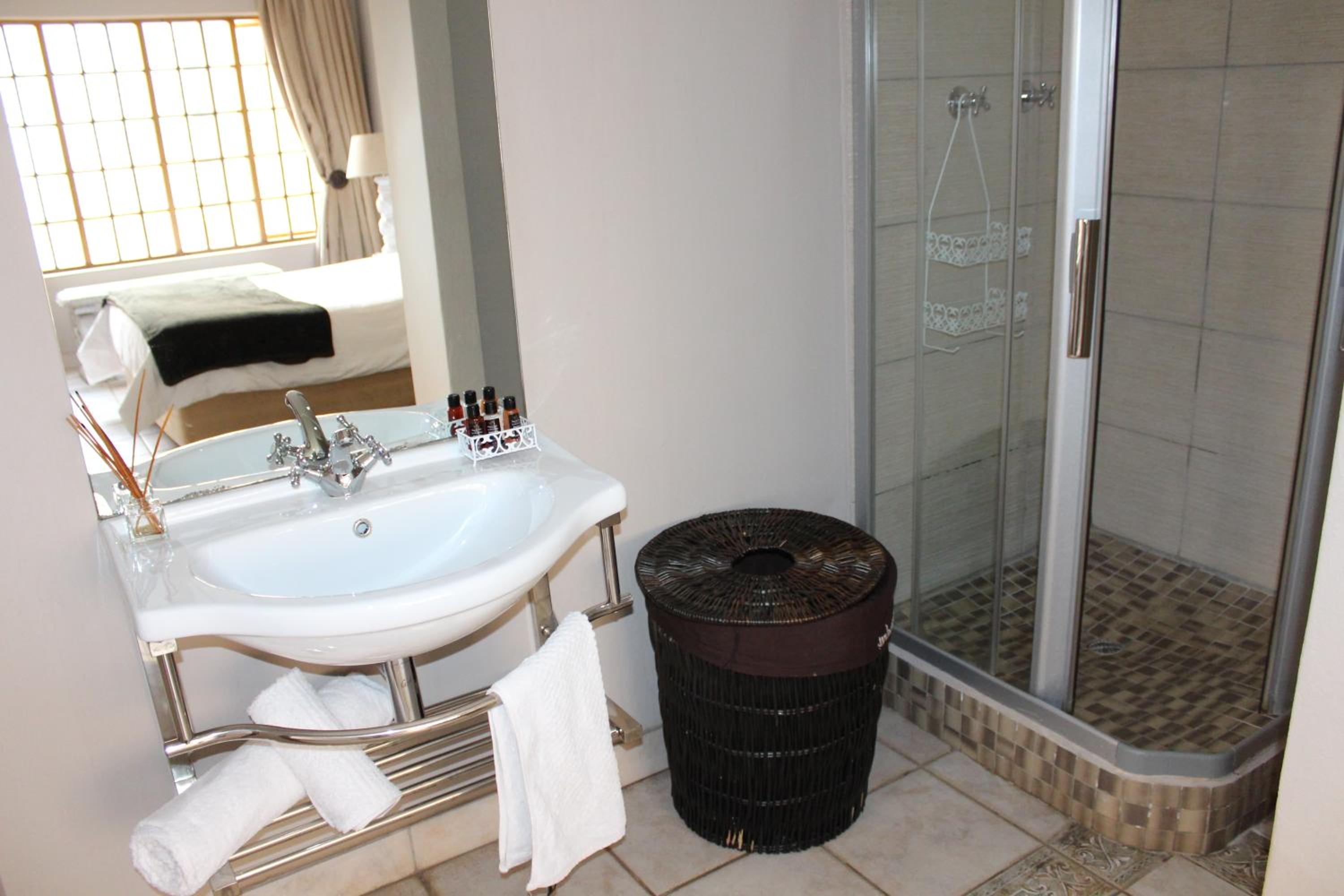 Deluxe Double Room with Shower - Photo 3
