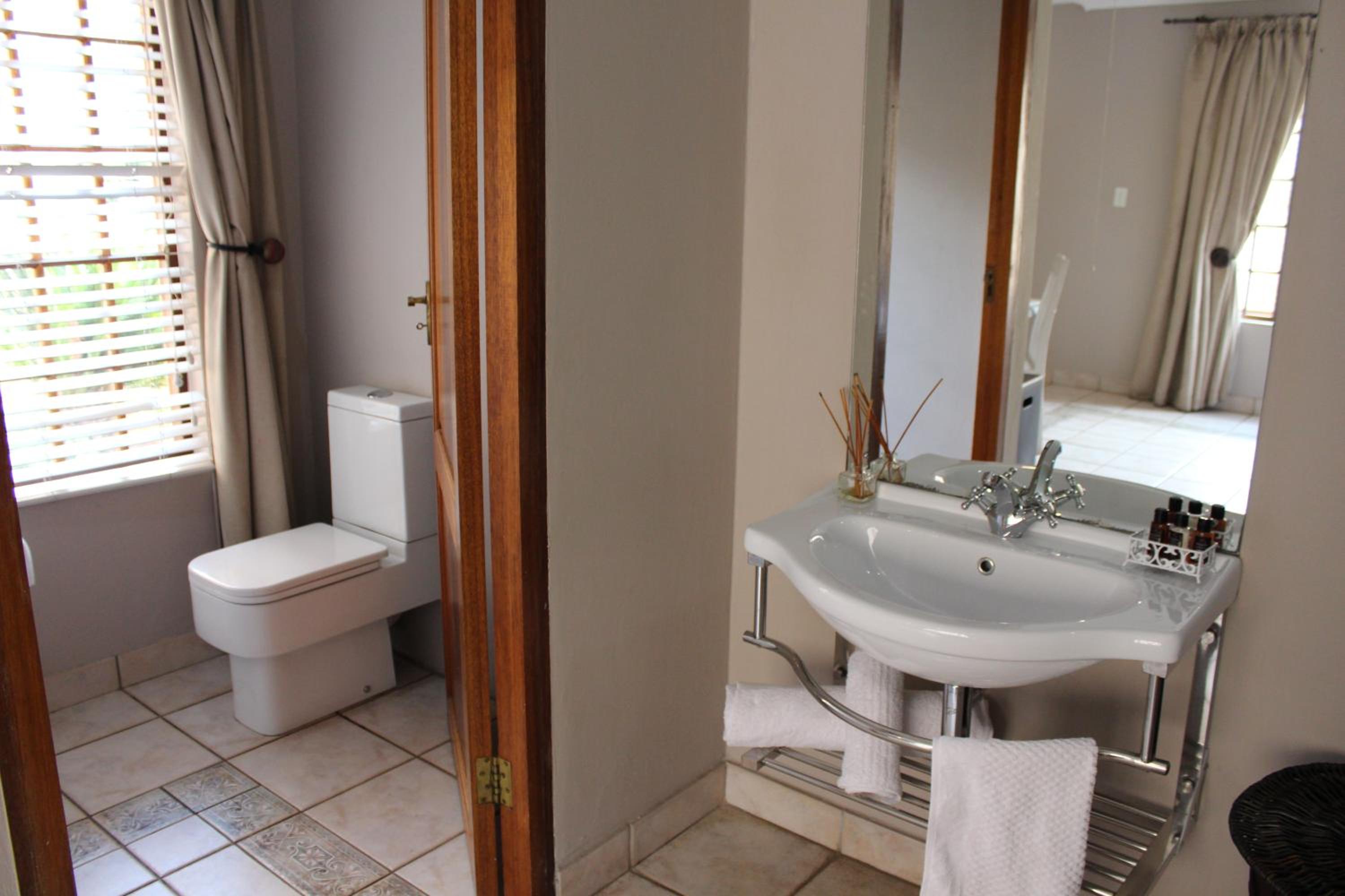 Deluxe Double Room with Shower - Photo 4