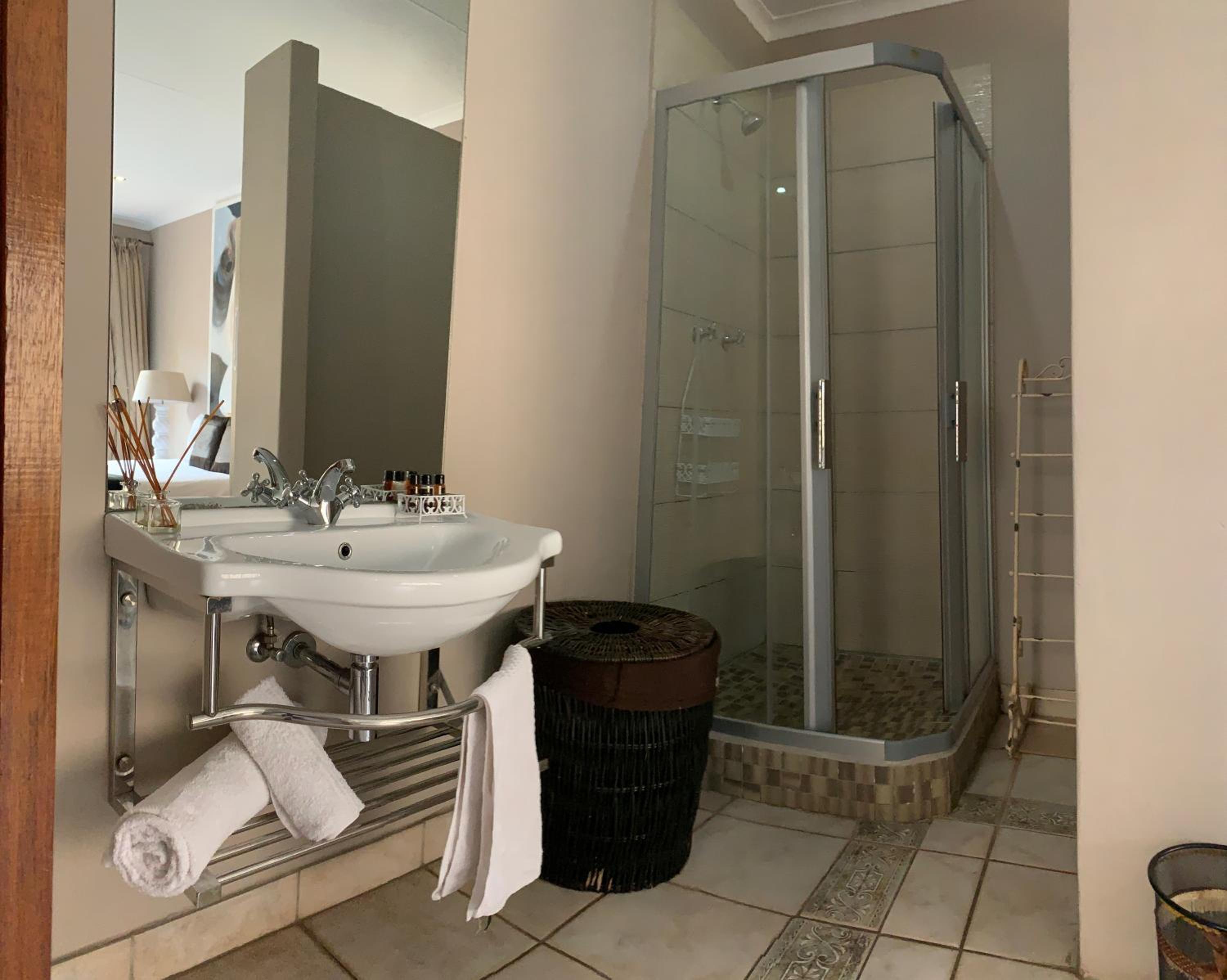 Deluxe Double Room with Shower - Photo 6