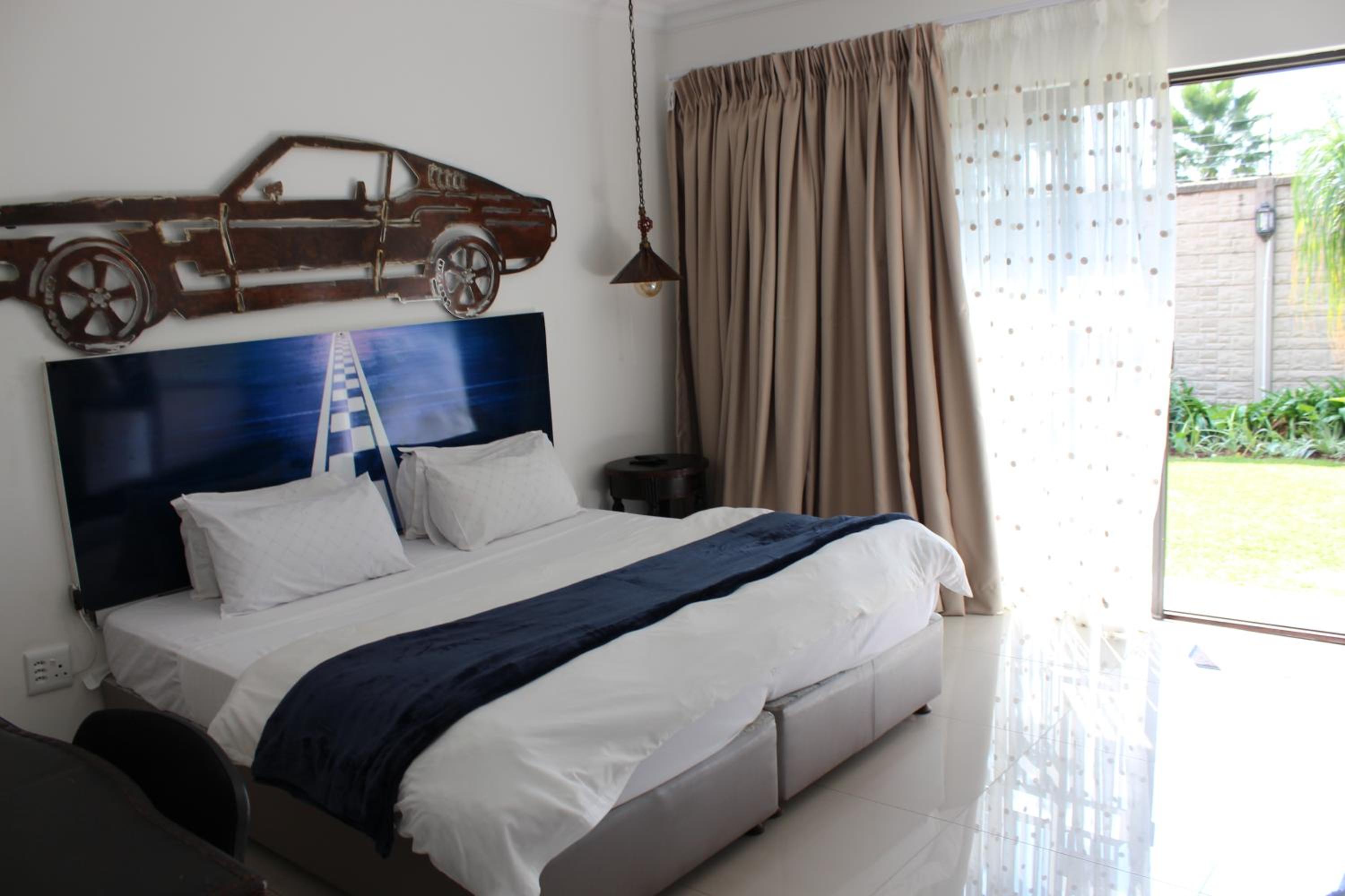 Queen Room with Garden View - Photo 3
