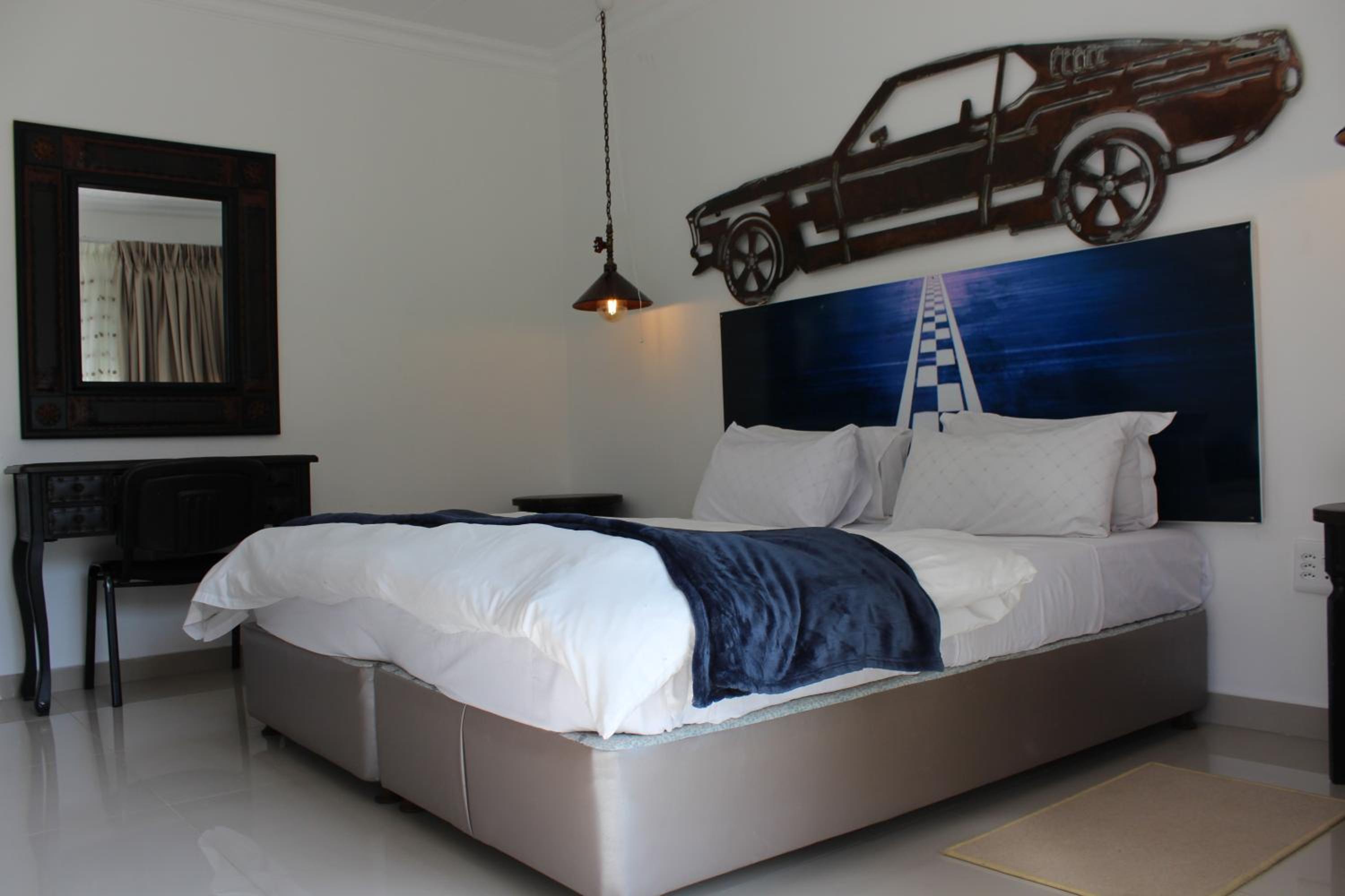 Queen Room with Garden View - Photo 4
