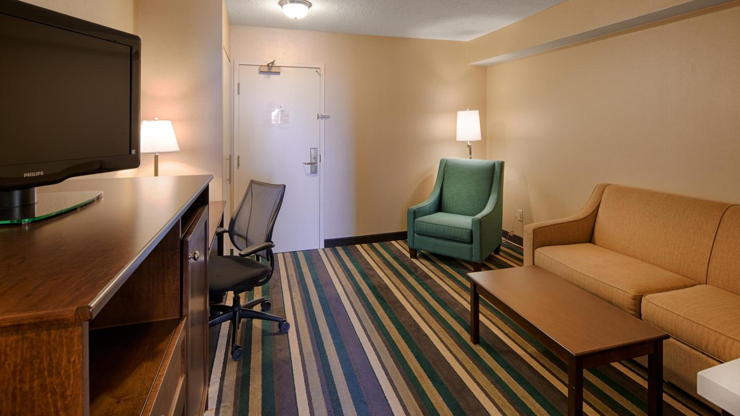 King Suite with Sofa Bed - Non-Smoking - Photo 4