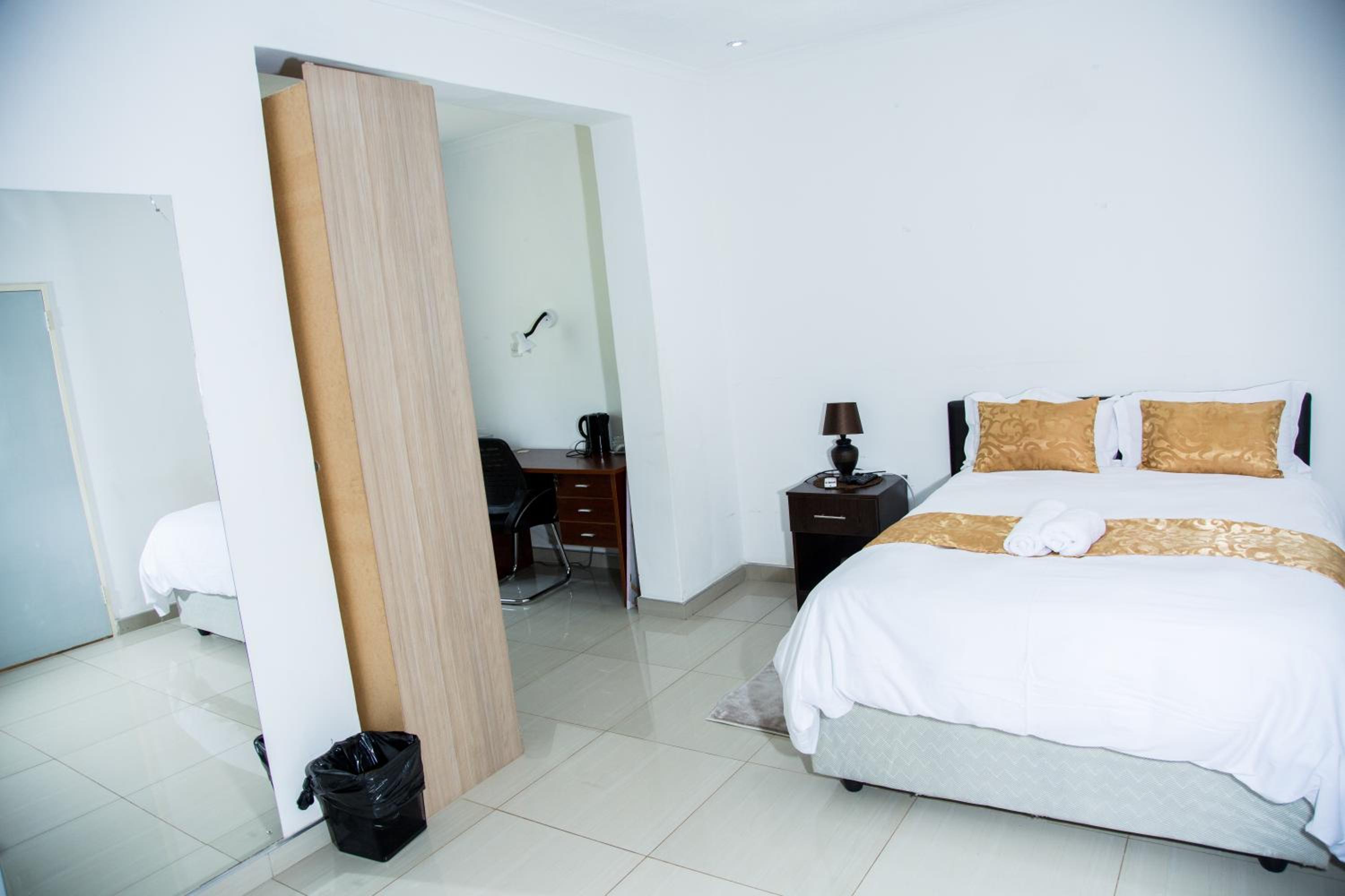 Budget Double Room - Photo 6