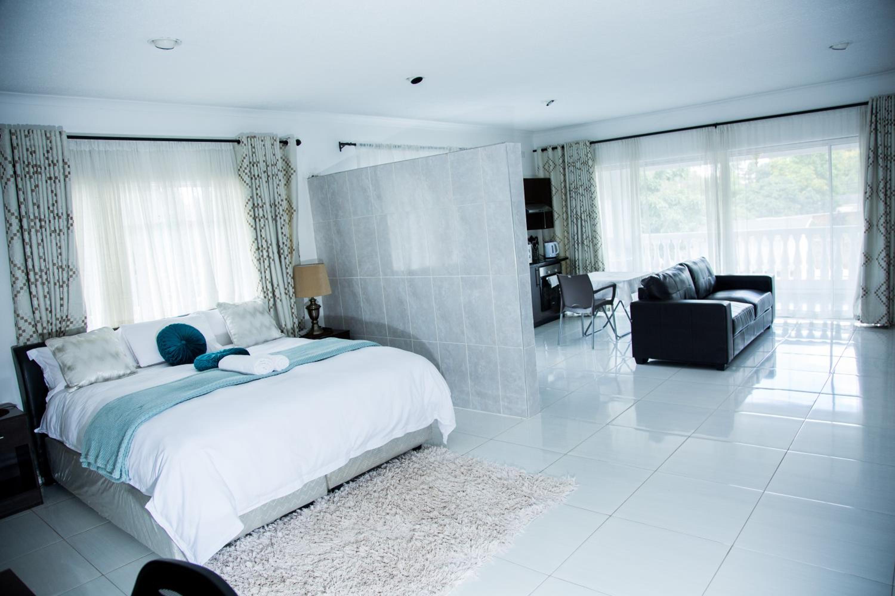 Queen Suite photo 2