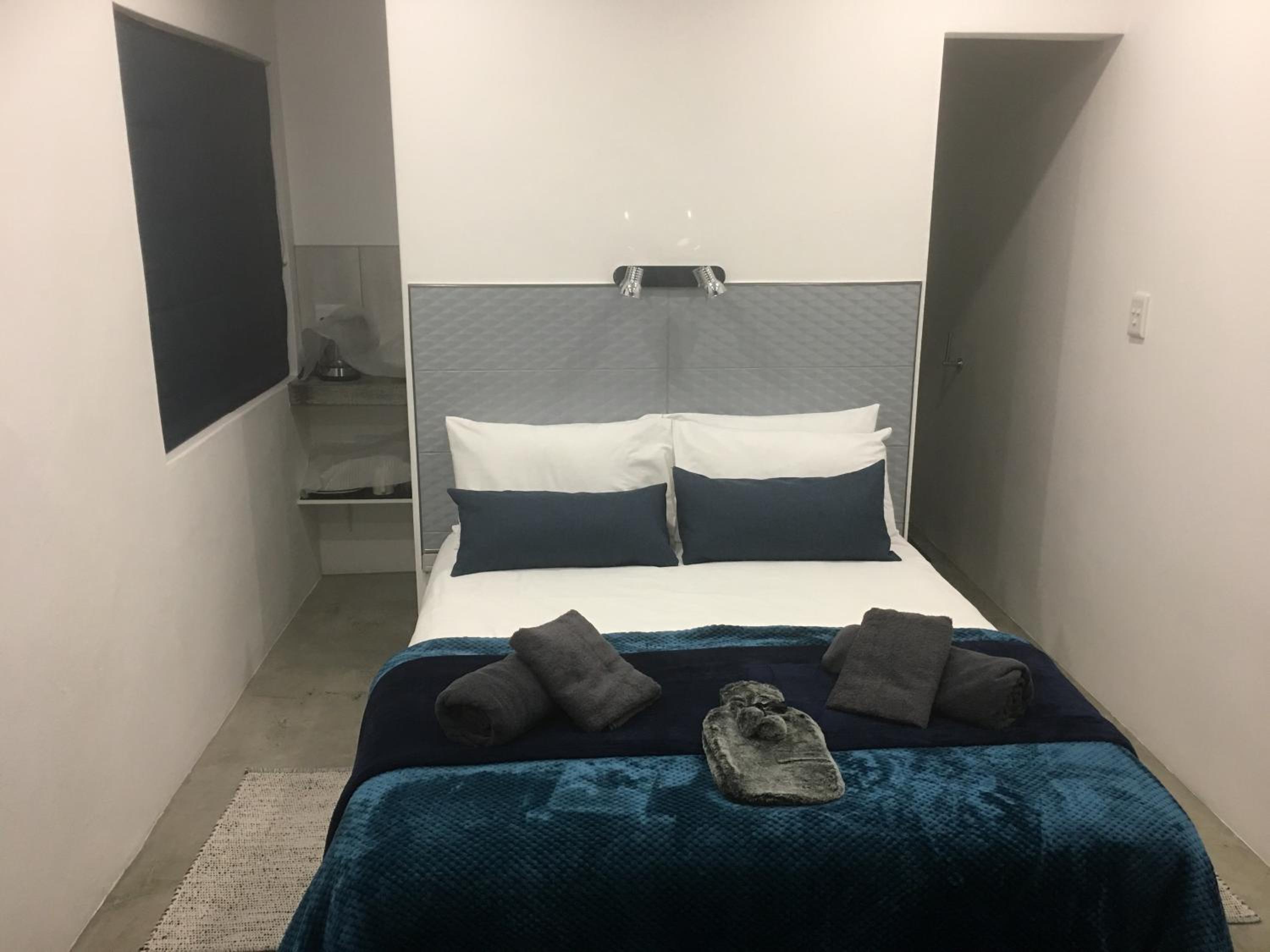 Standard Double Room - Photo 9