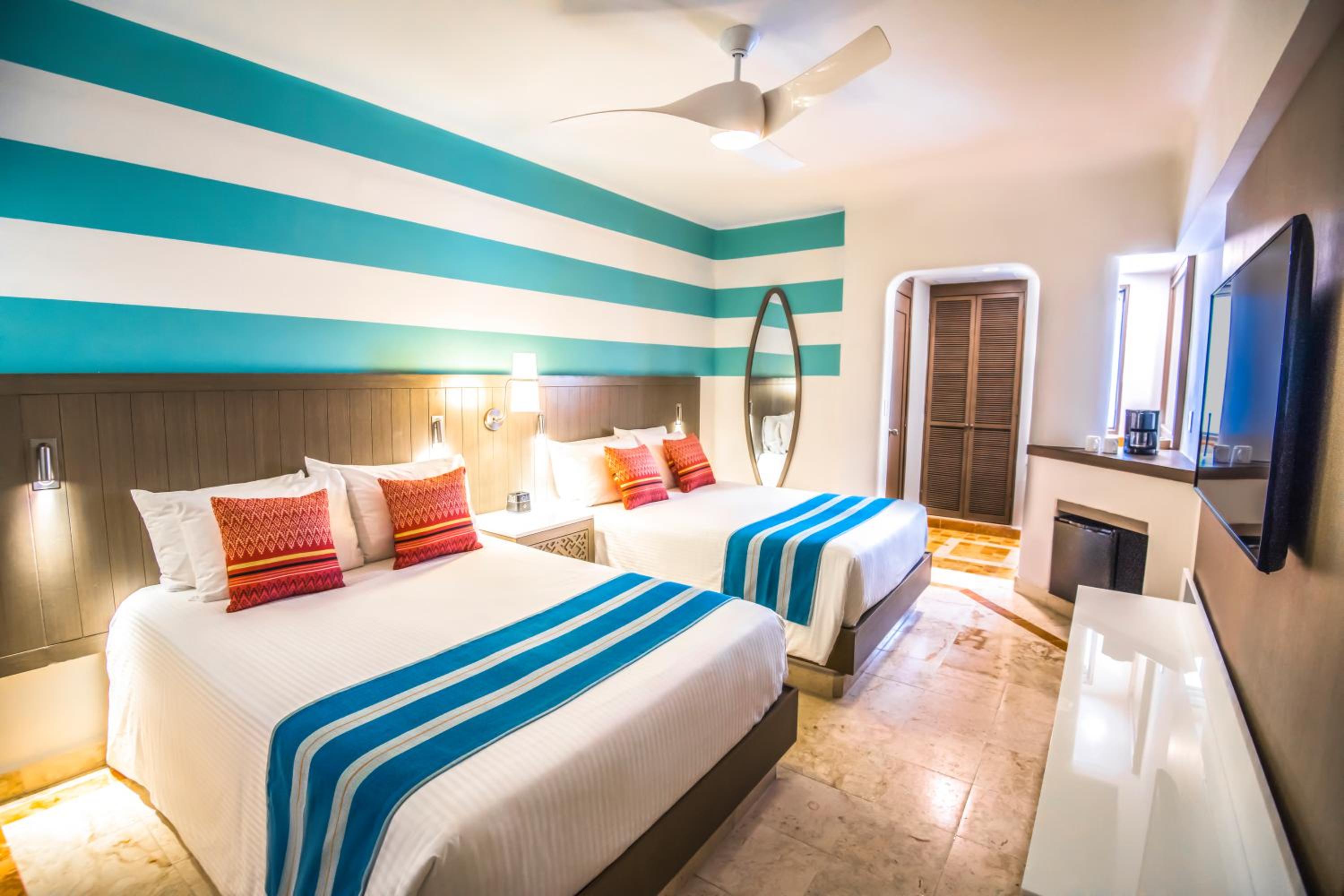 Standard Room with Two Double Beds - Photo 6