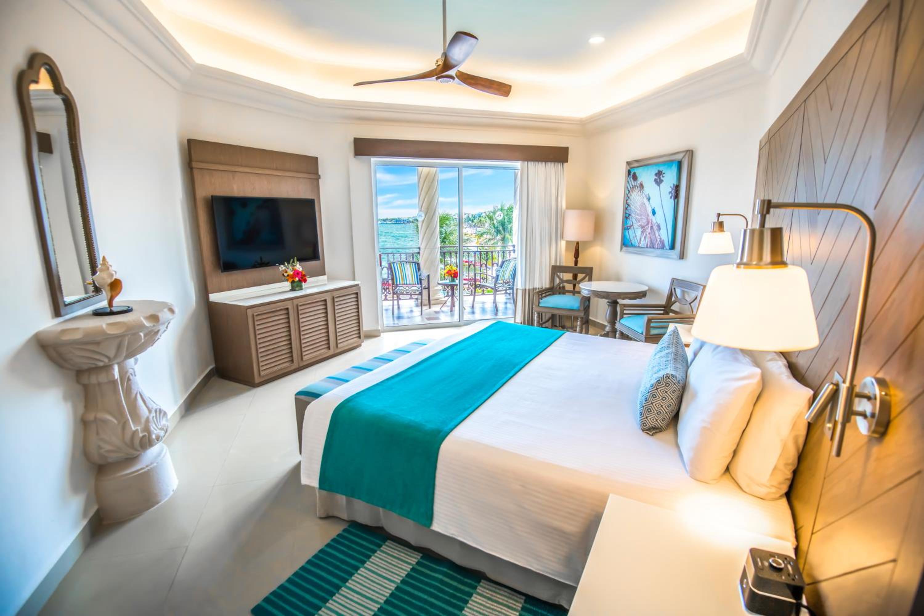 Junior Suite 1 King Bed, Oceanfront  - Photo 1