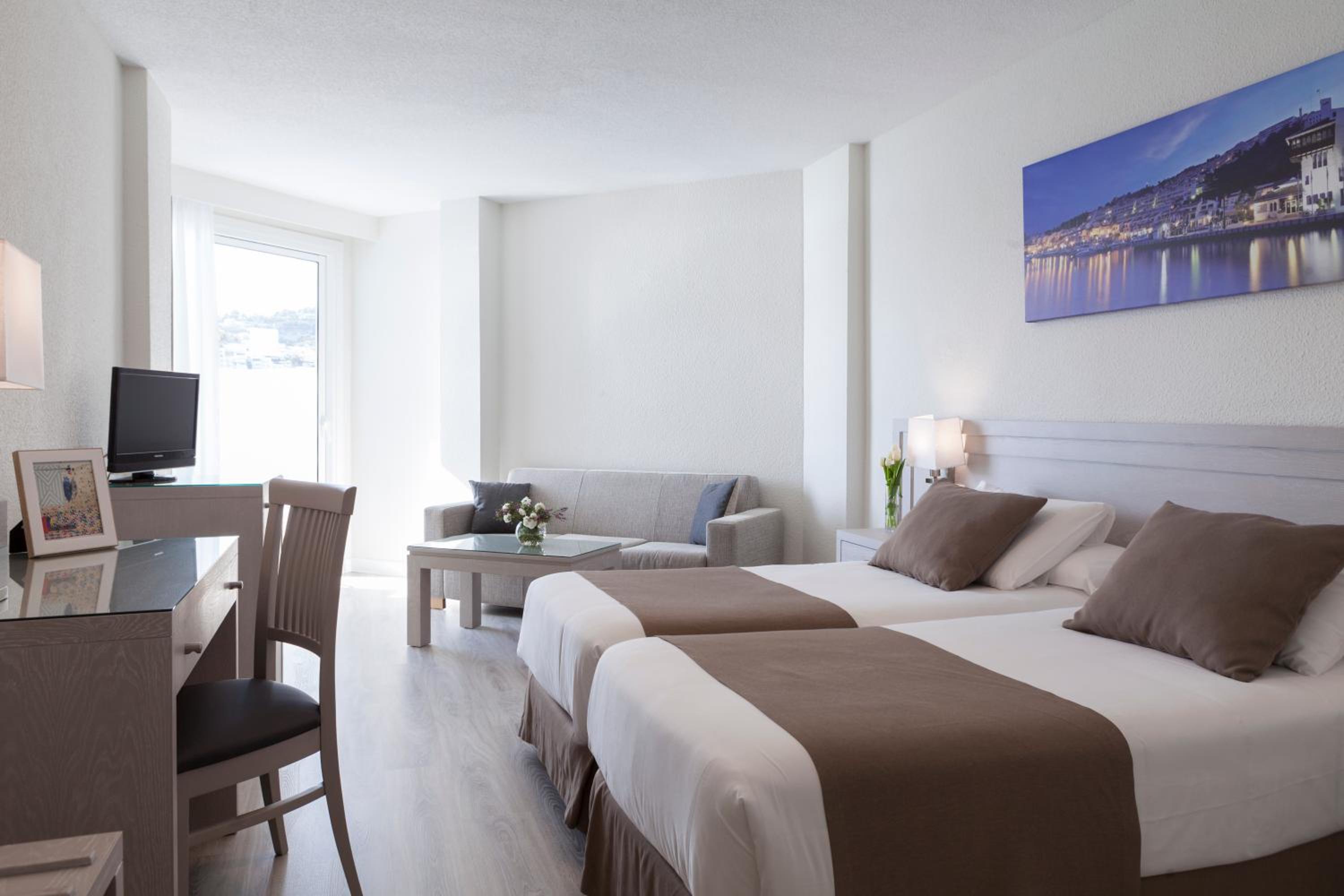 Standard Twin Room with Side Sea View - Photo 4
