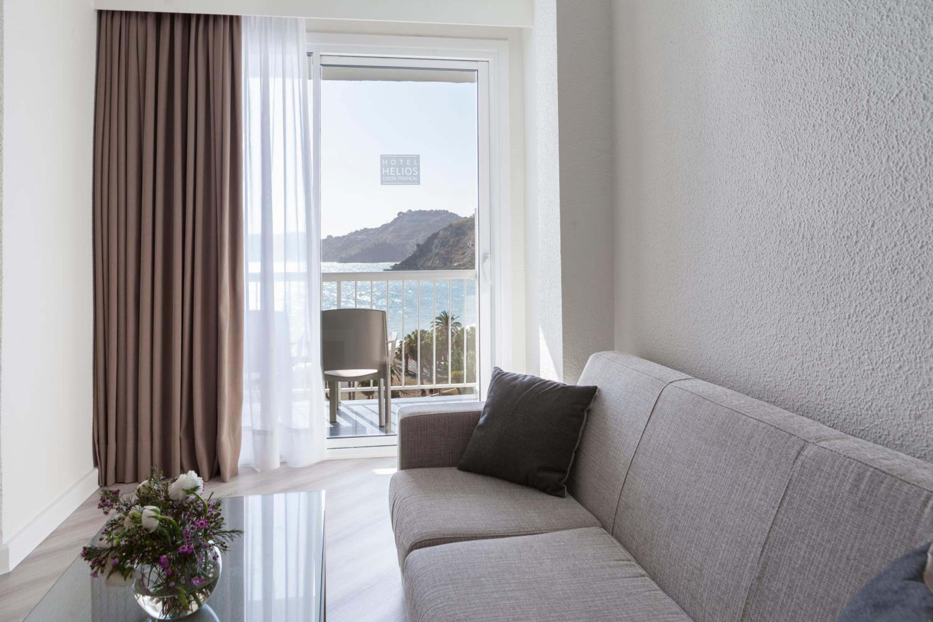 Standard Twin Room with Side Sea View - Photo 6