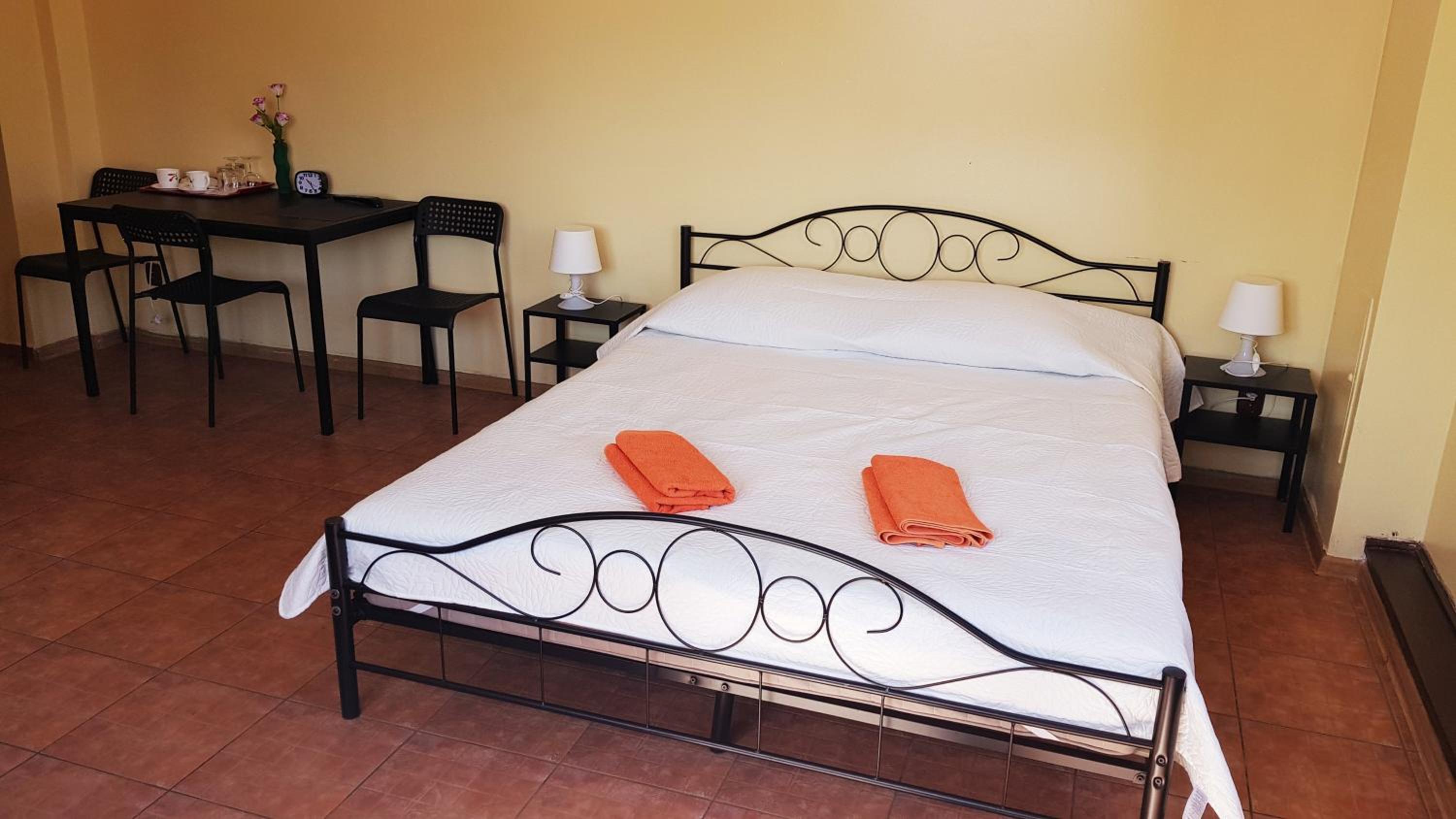 Deluxe Double Room with Shower - Photo 6