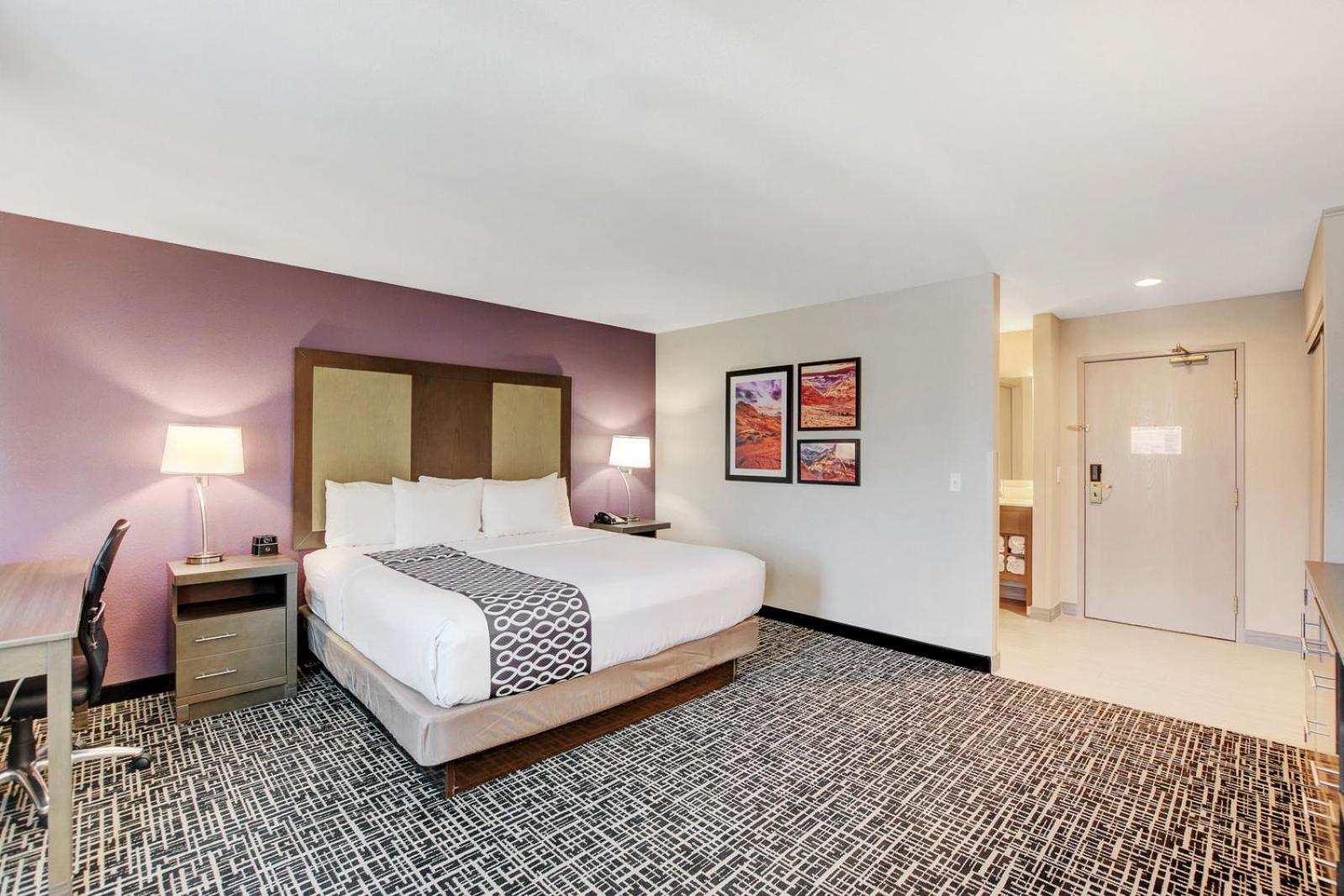 Deluxe King Room - Photo 3