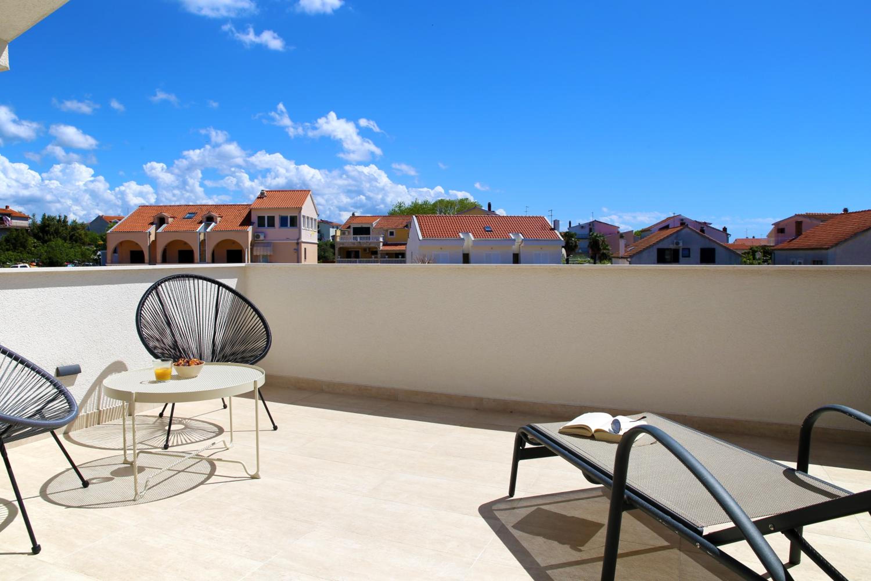 Double Room with Pool View - Photo 8