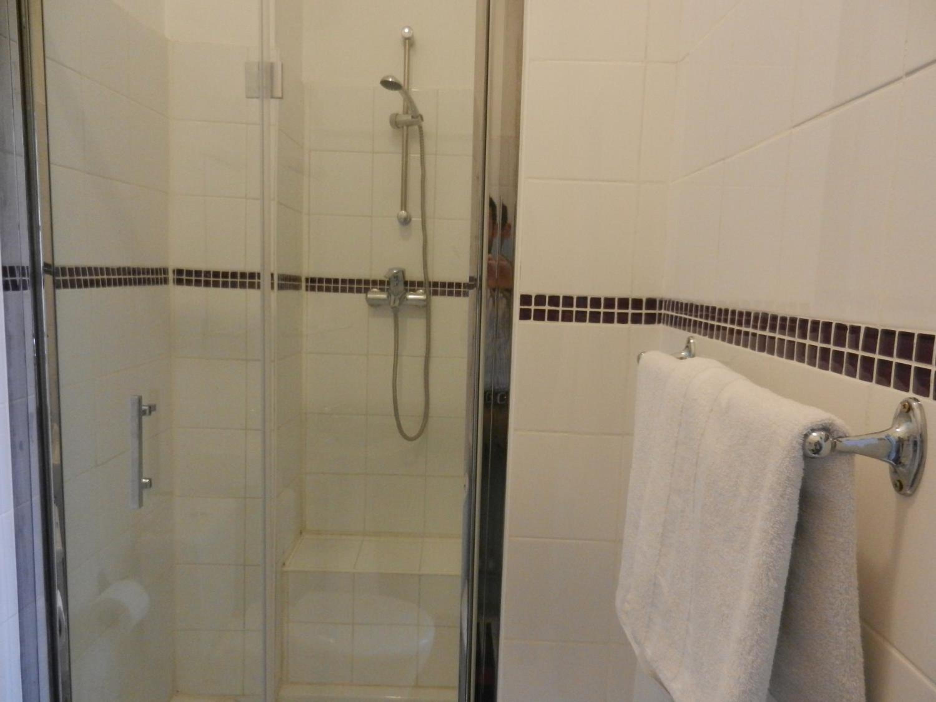 Double Room with Private Bathroom and Toilet photo 3