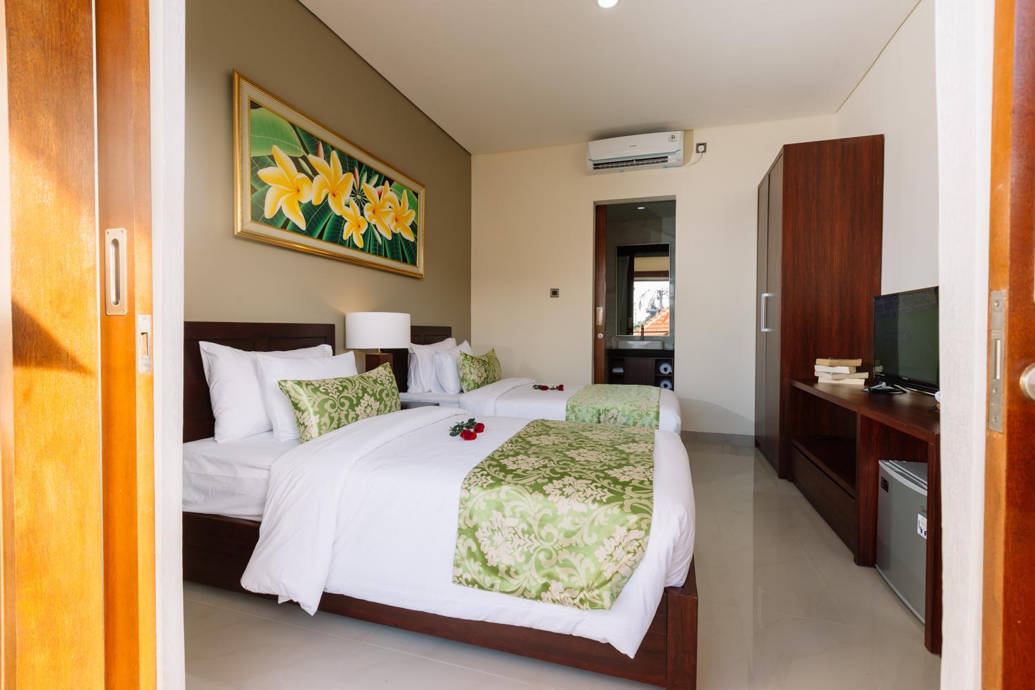 Twin Room with Private Bathroom - Photo 16