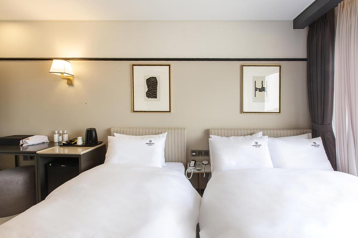 Twin Room with Sea View - Photo 3