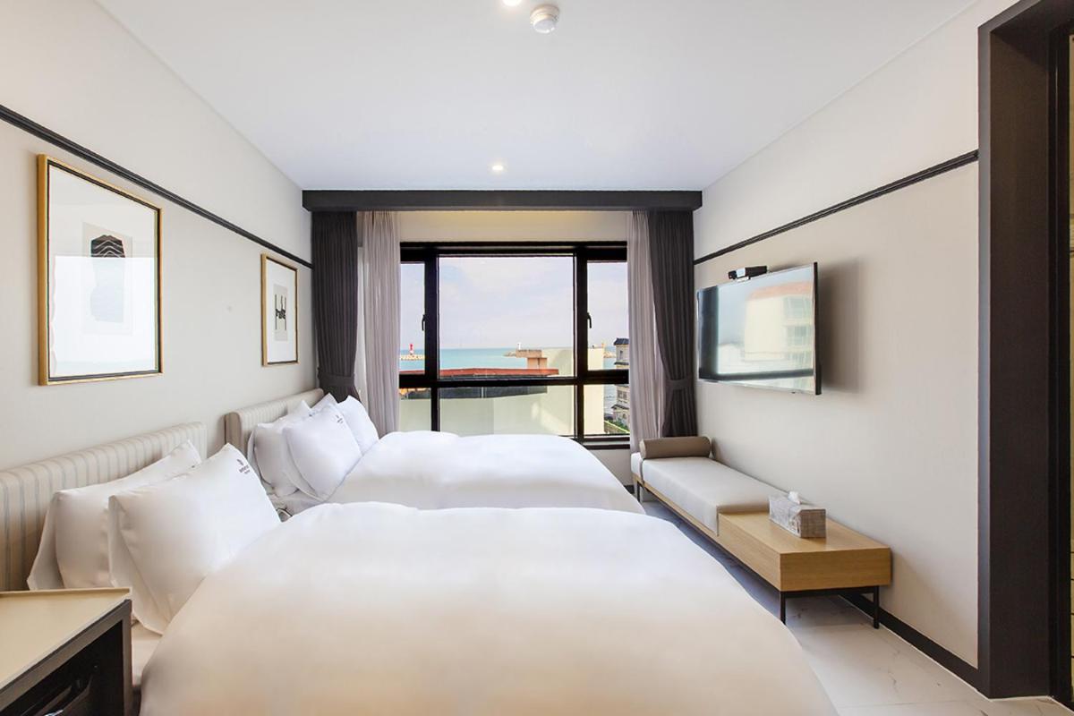 Superior Twin Room with Sea View - Photo 3