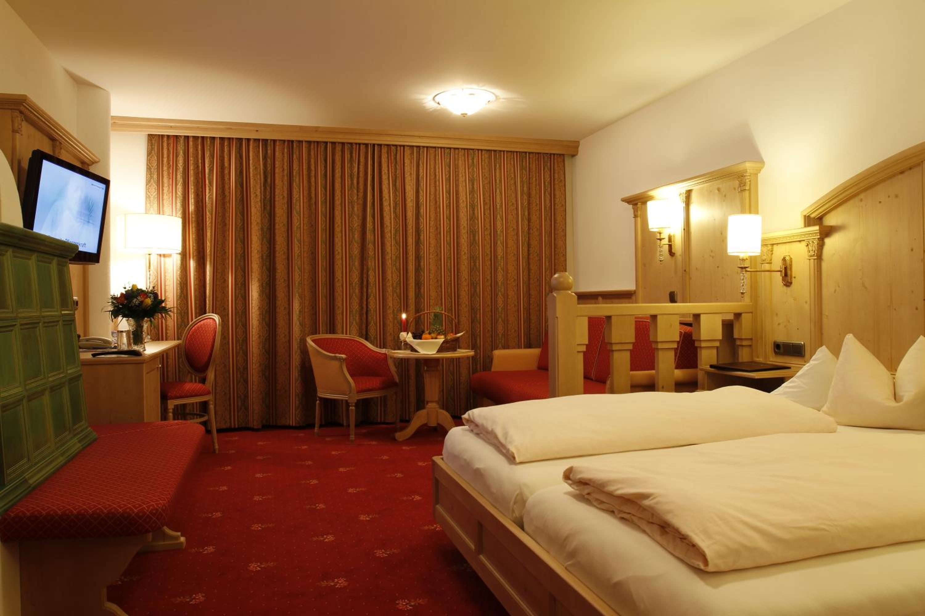 Deluxe Double Room with Balcony photo 3