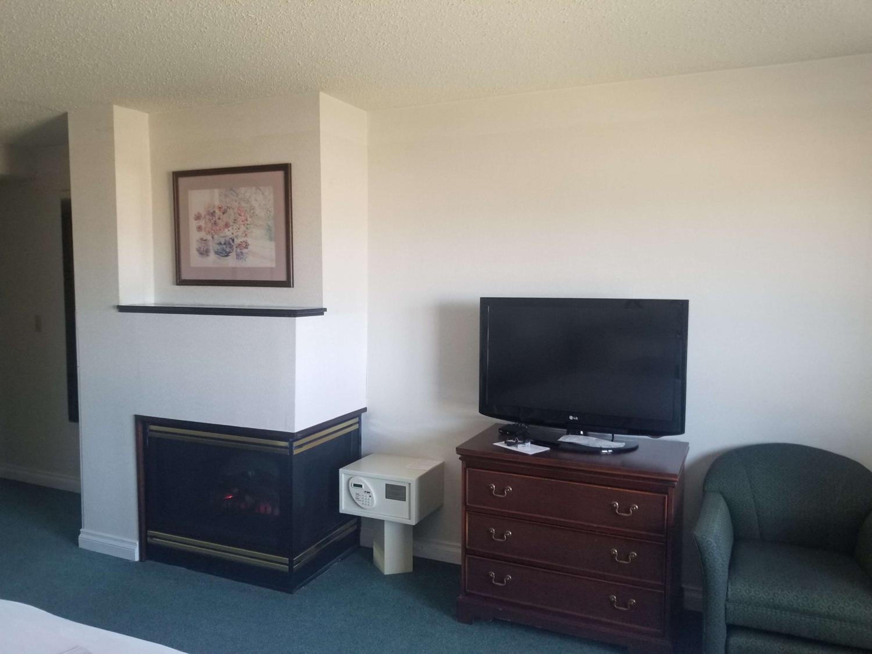 King Suite with Whirlpool - Non-Smoking photo 3
