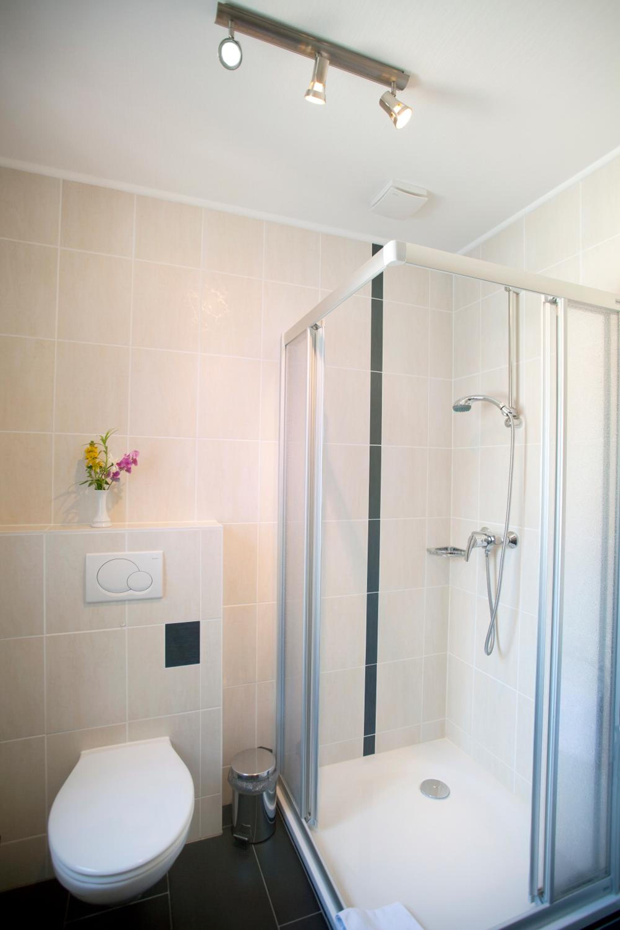 Standard Double Room - Photo 12