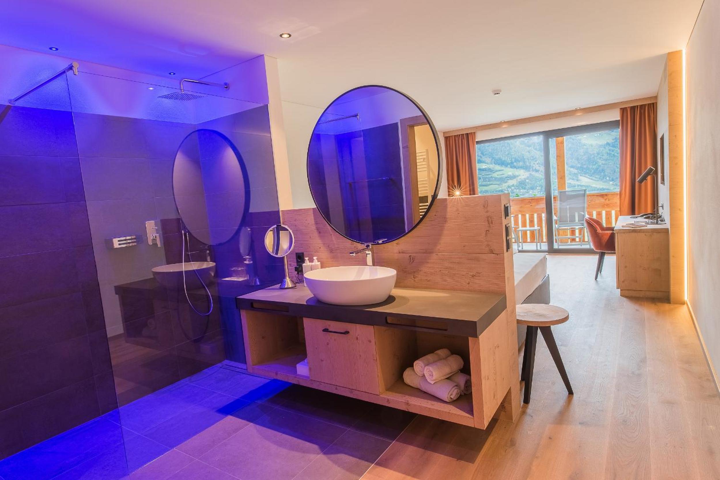 Deluxe Double Room with Balcony photo 3