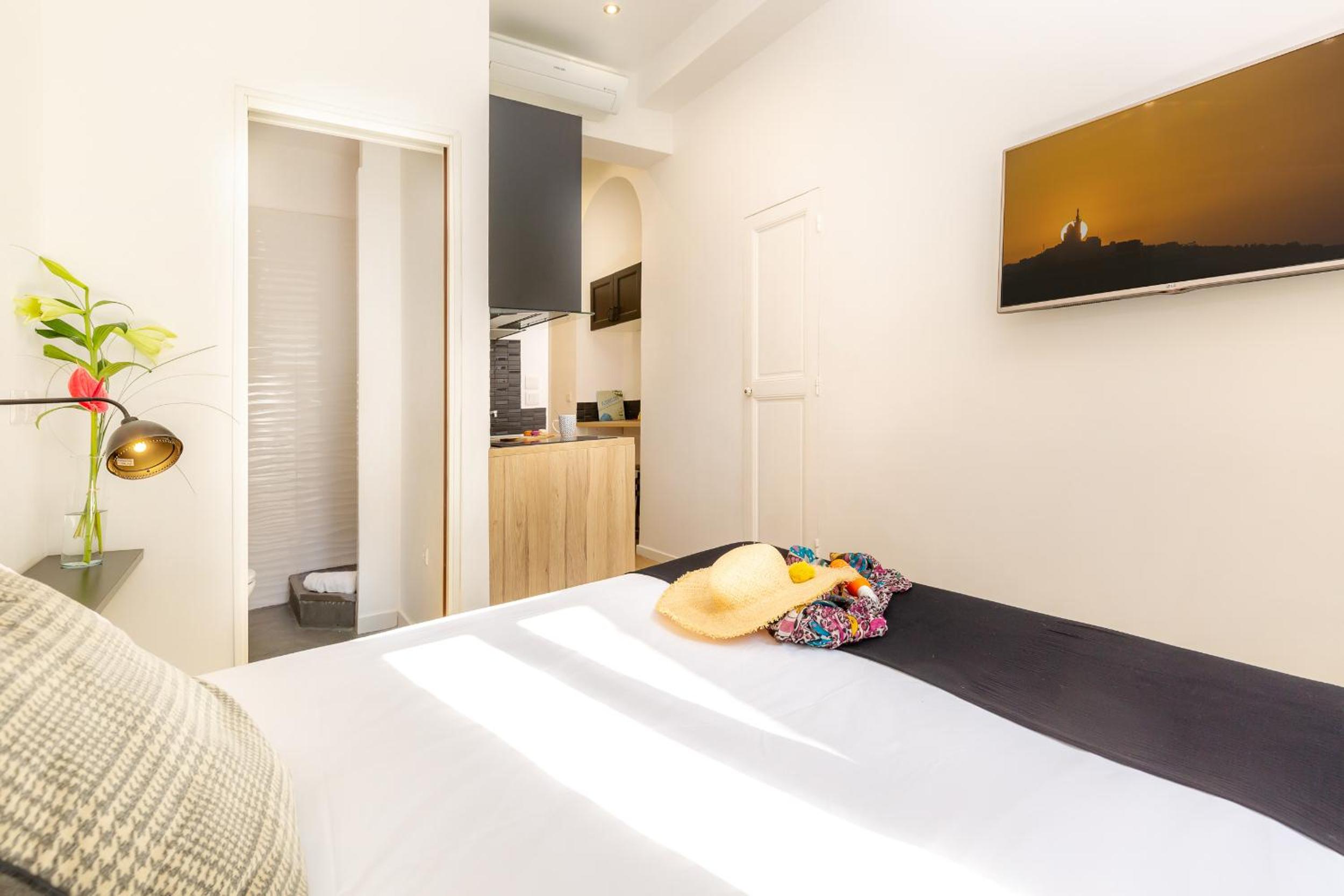 One-Bedroom Apartment with Courtyard View  photo 2