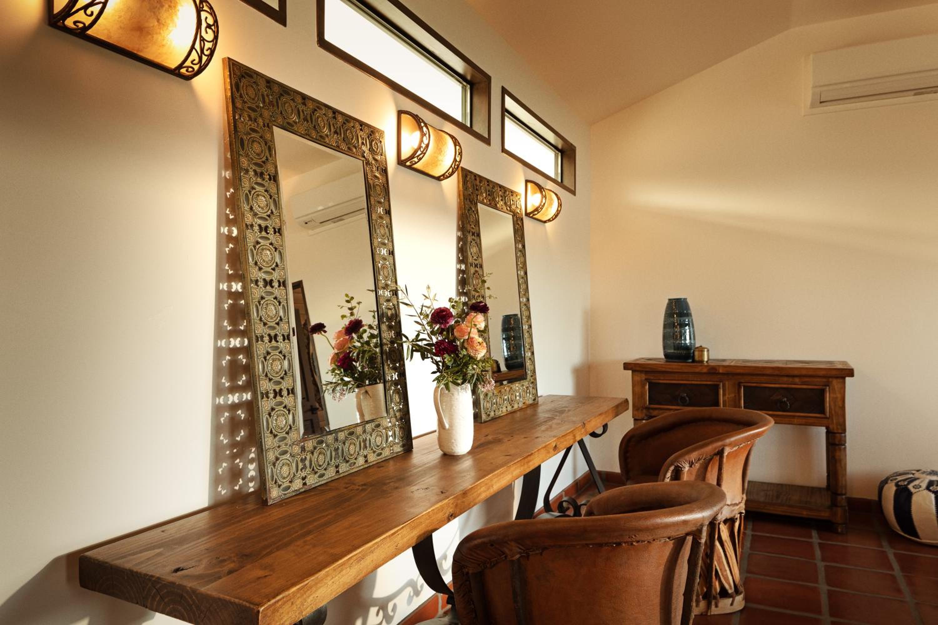Deluxe King Suite photo 3