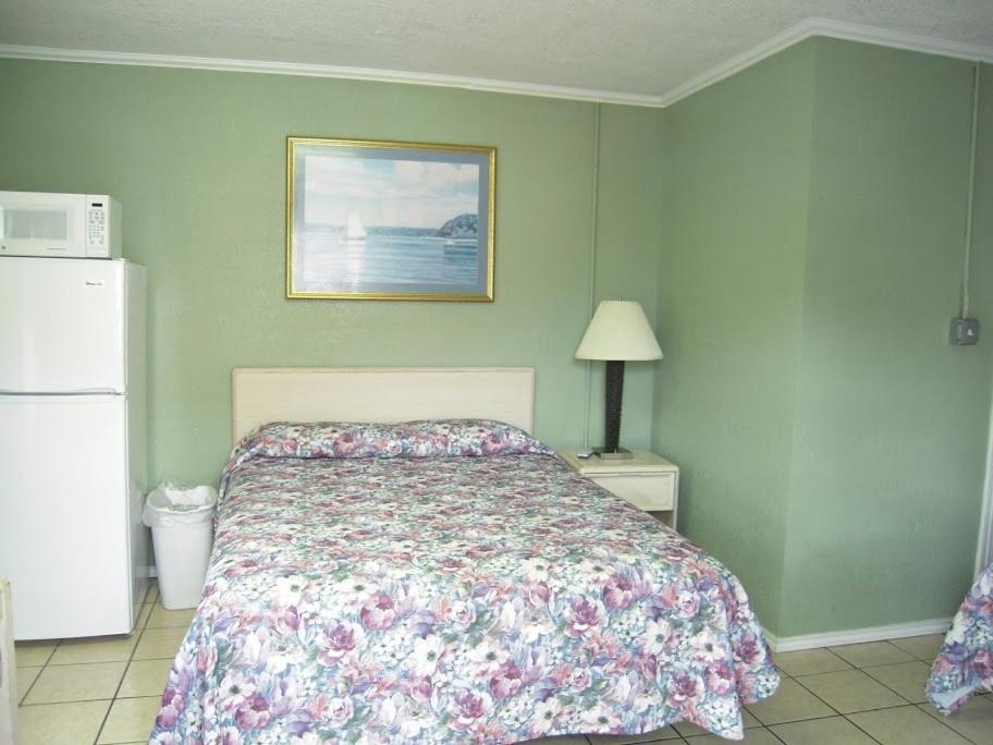 Queen Room with Two Queen Beds - Photo 3