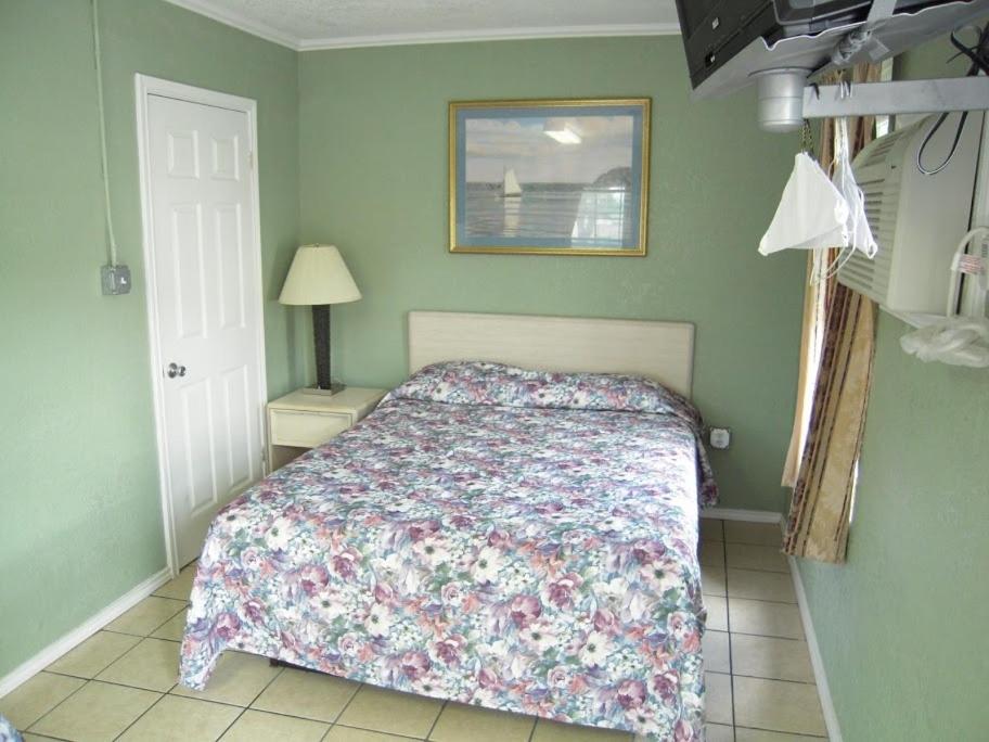 Queen Room with Two Queen Beds - Photo 4
