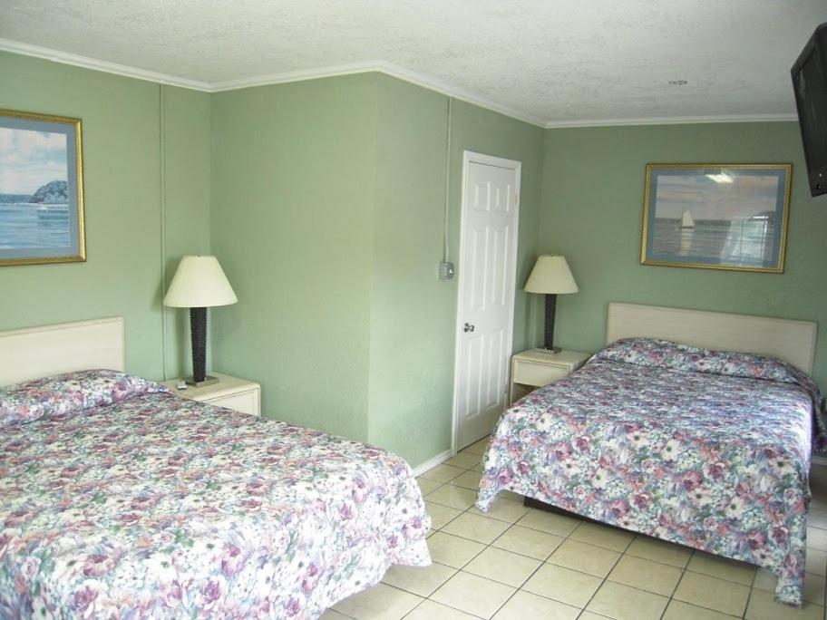 Queen Room with Two Queen Beds - Photo 1