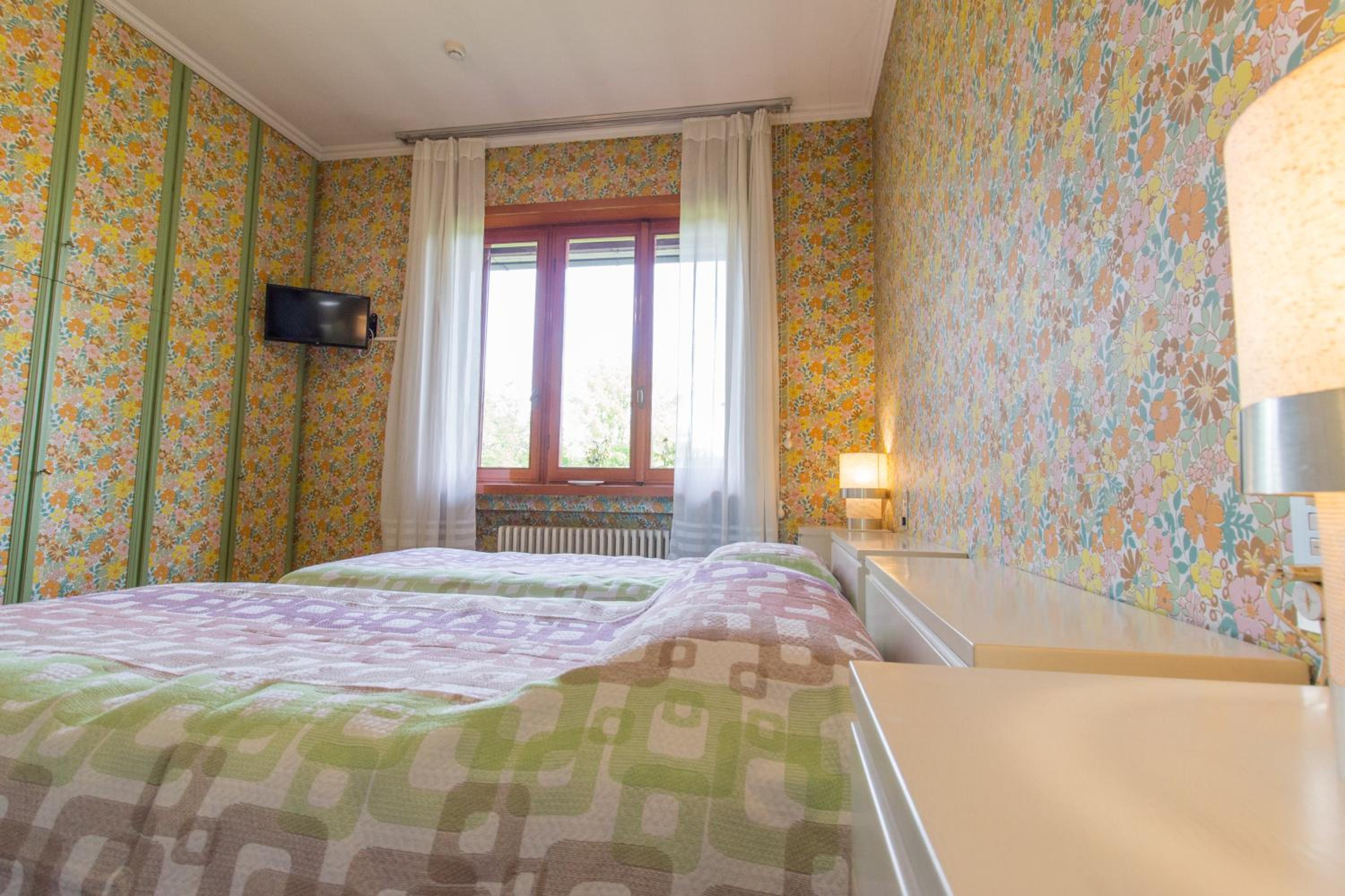 Twin Room with Pool View - Photo 5