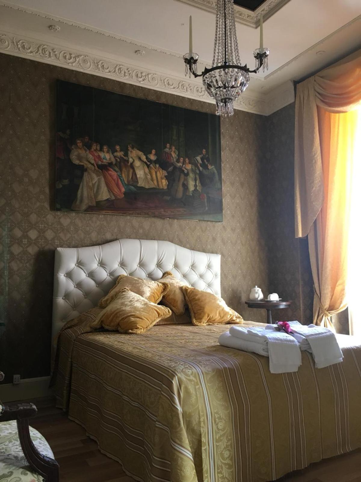 Queen Room photo 2
