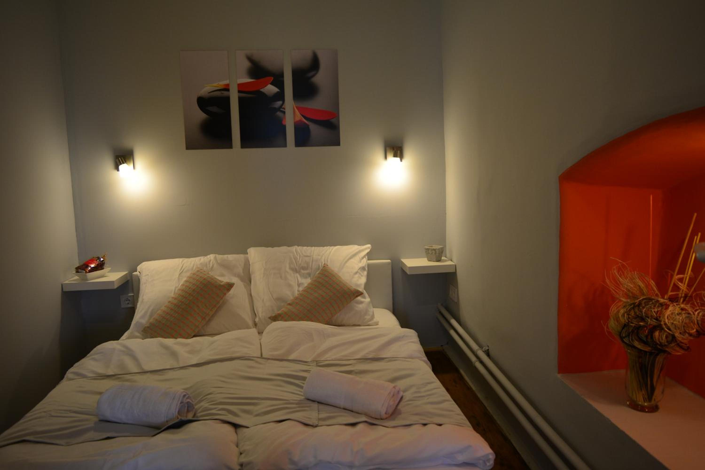 Apartment with Balcony - Photo 7