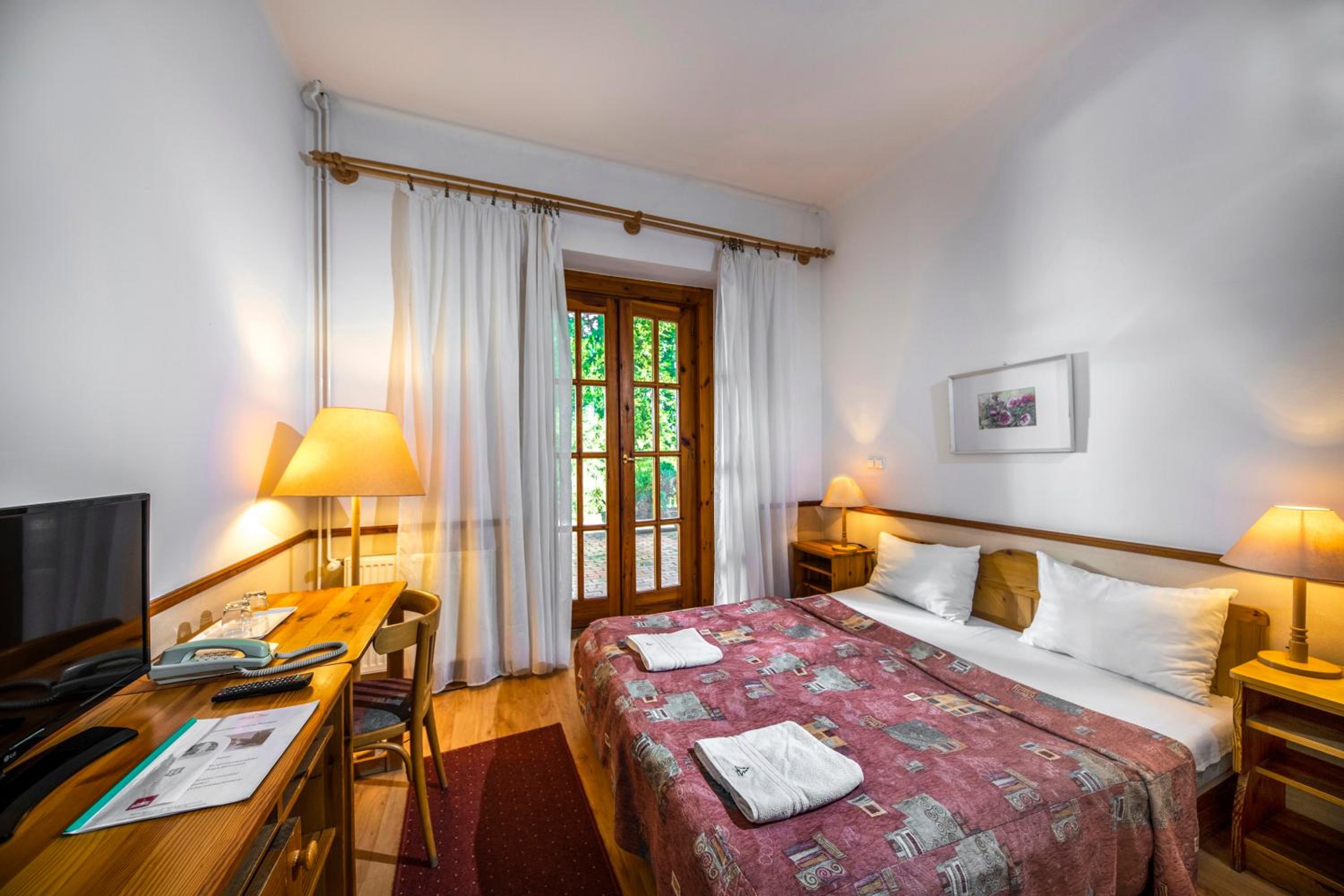 Queen Room with Balcony photo 2