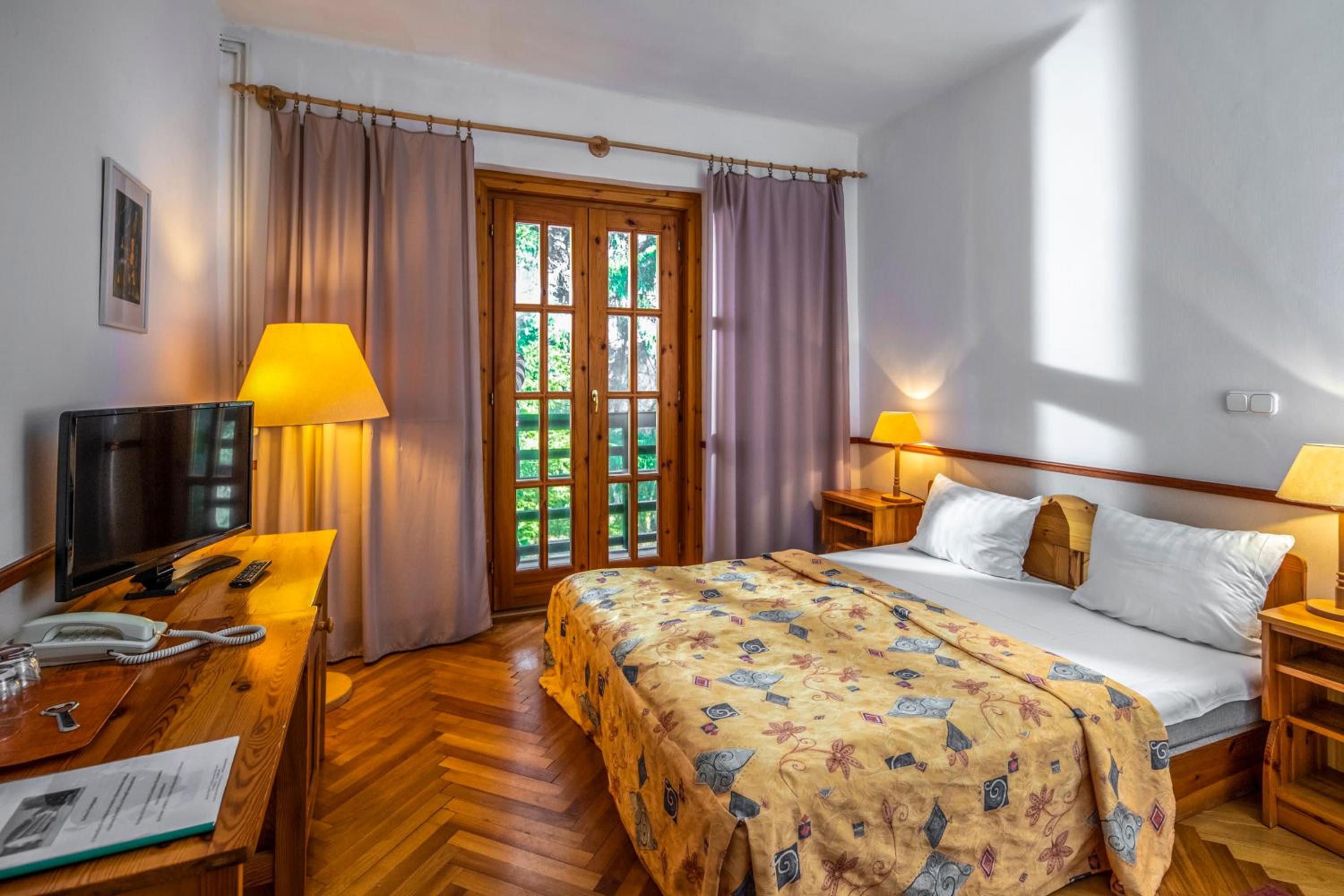 Queen Room with Balcony photo 1