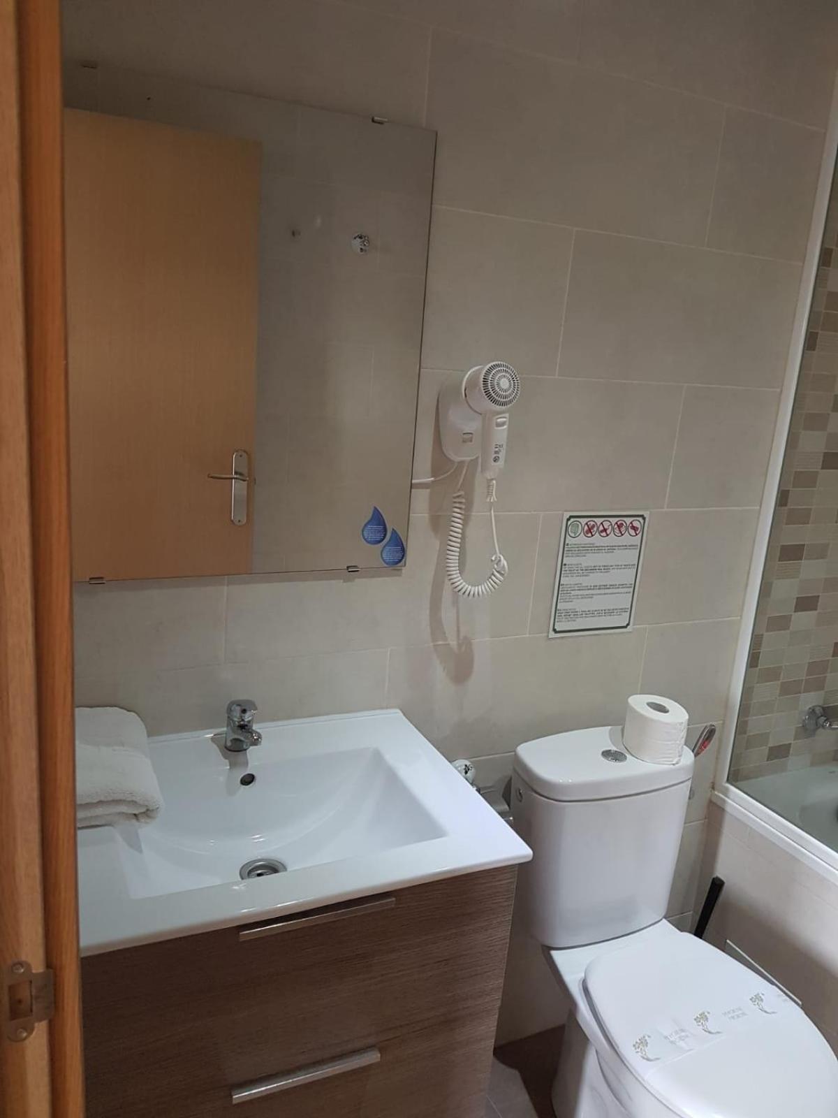 Quadruple Room with Private Bathroom photo 3