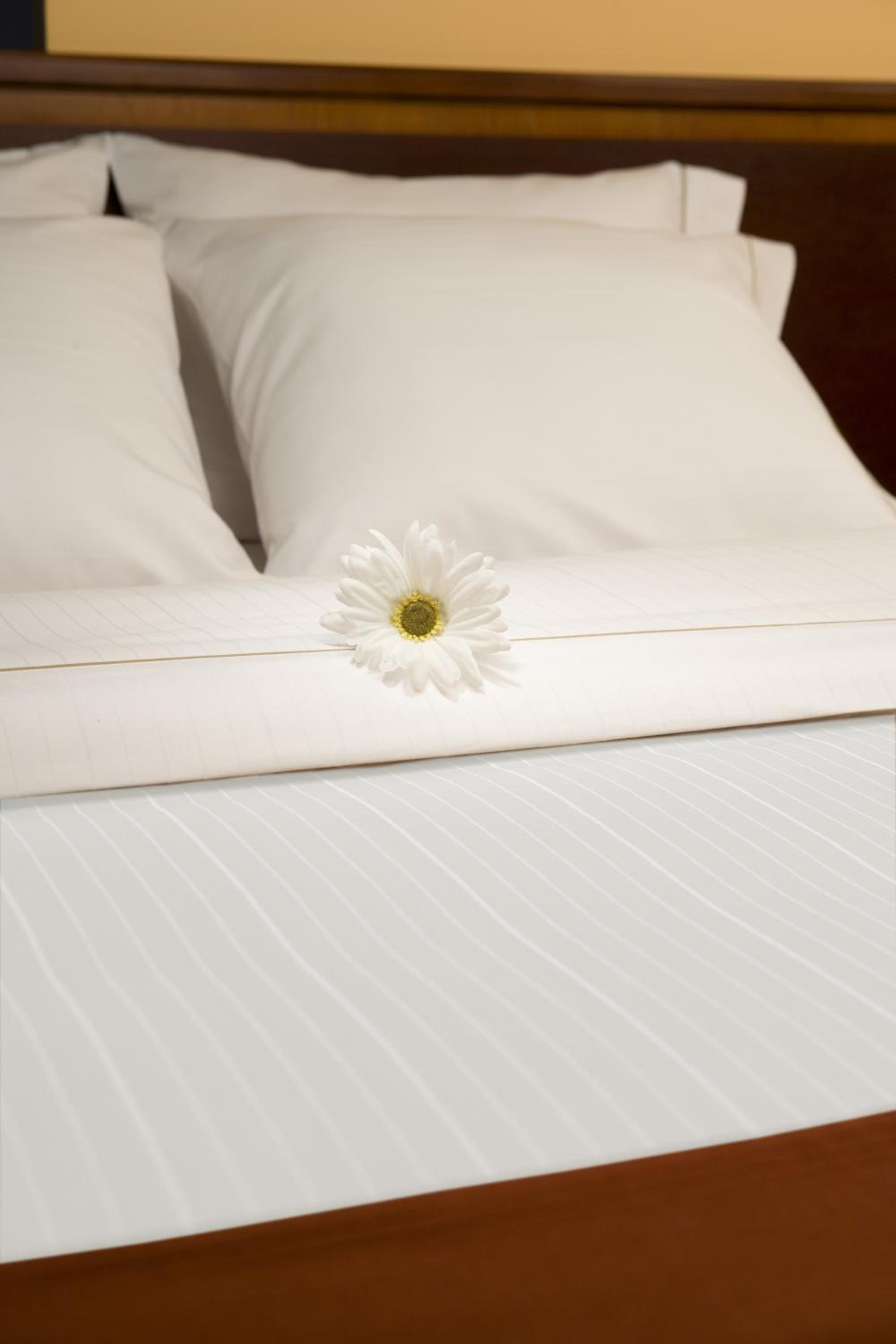 Standard Room with Two Queen Beds - Photo 2