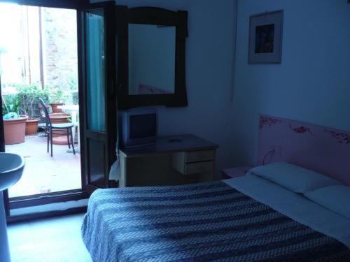 Double Room with Shared Bathroom - Annex photo 3
