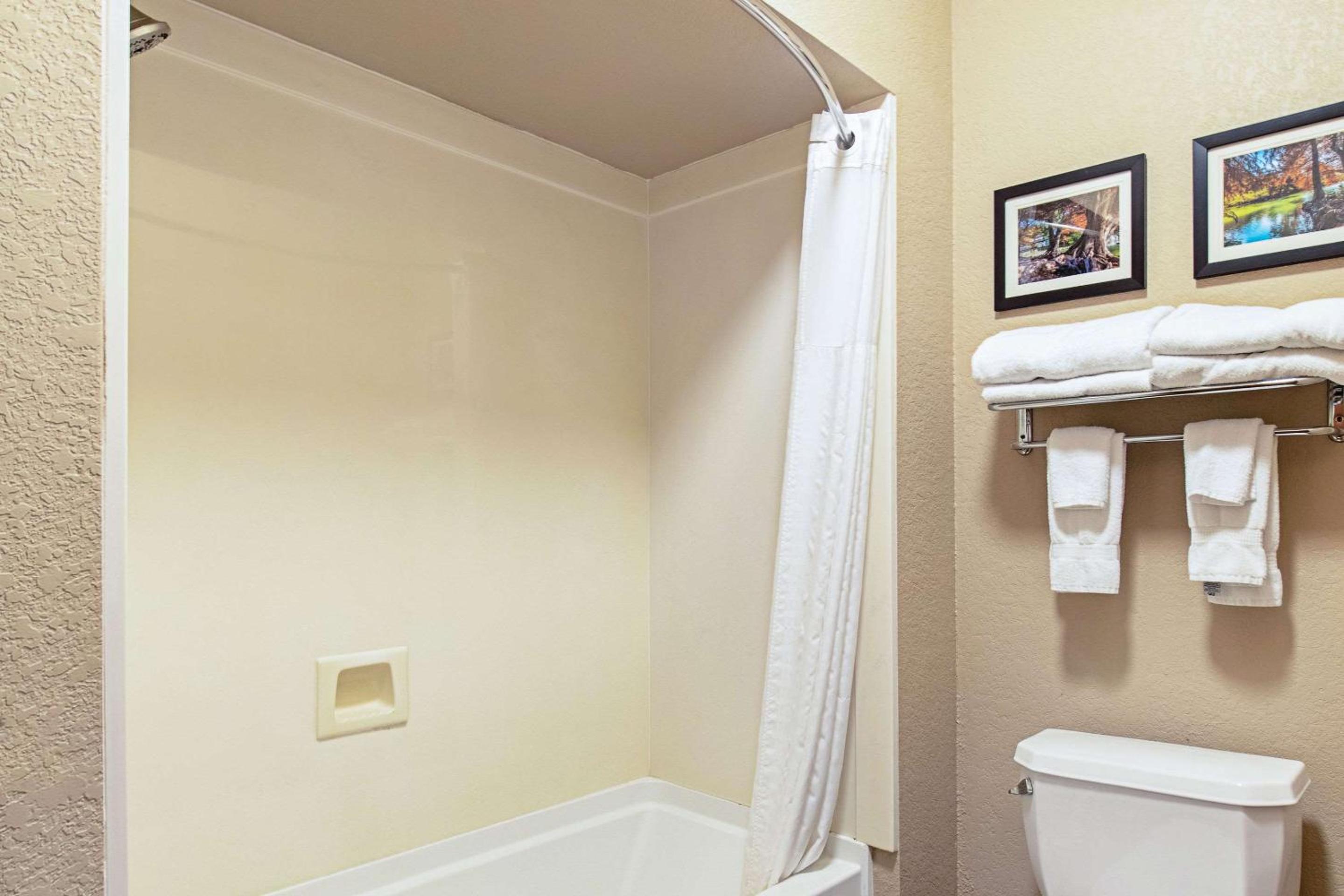 Queen Room with Two Queen Beds - Non-Smoking - Photo 4