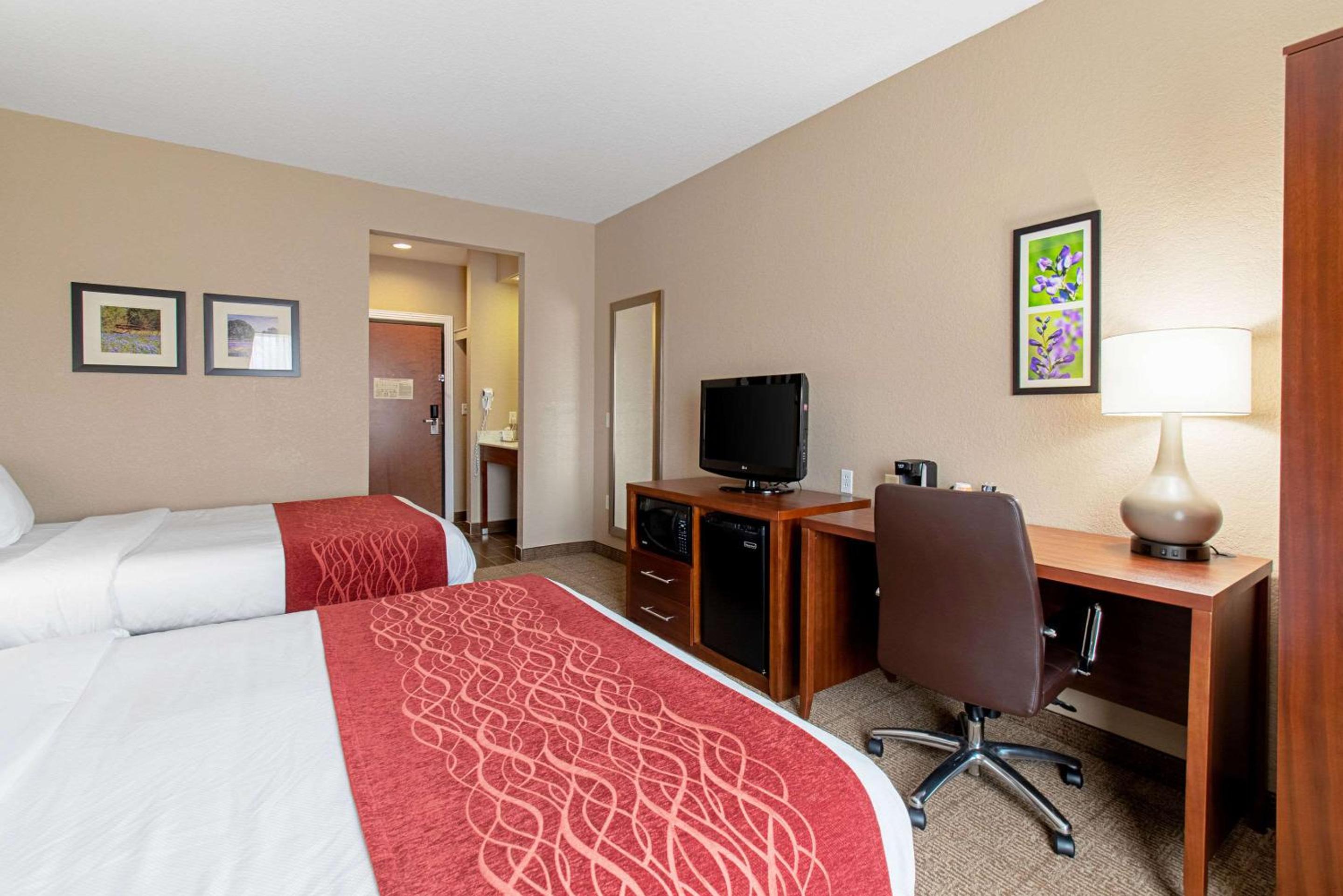 Queen Room with Two Queen Beds - Non-Smoking - Photo 1