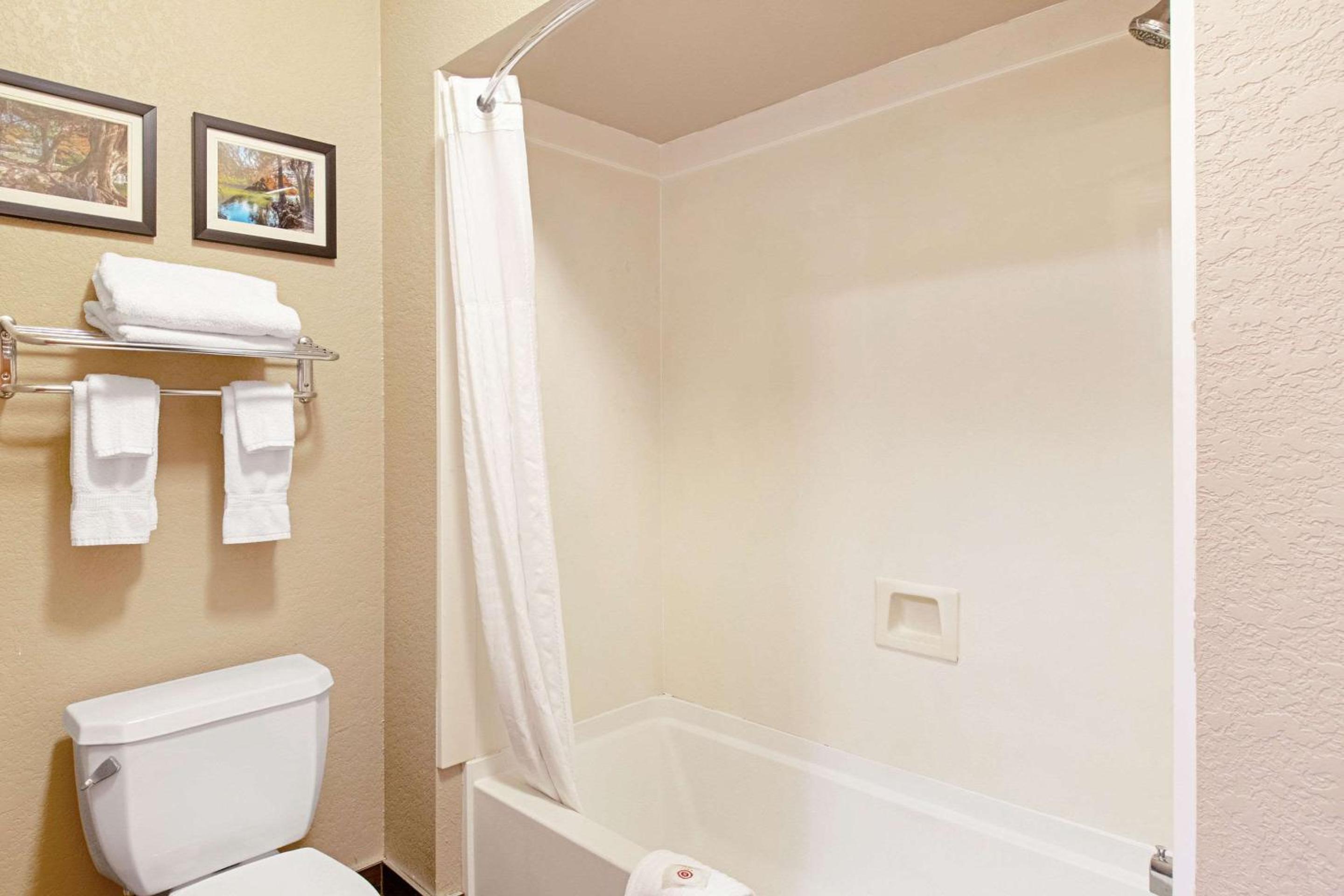 King Room - Non-Smoking - Photo 2