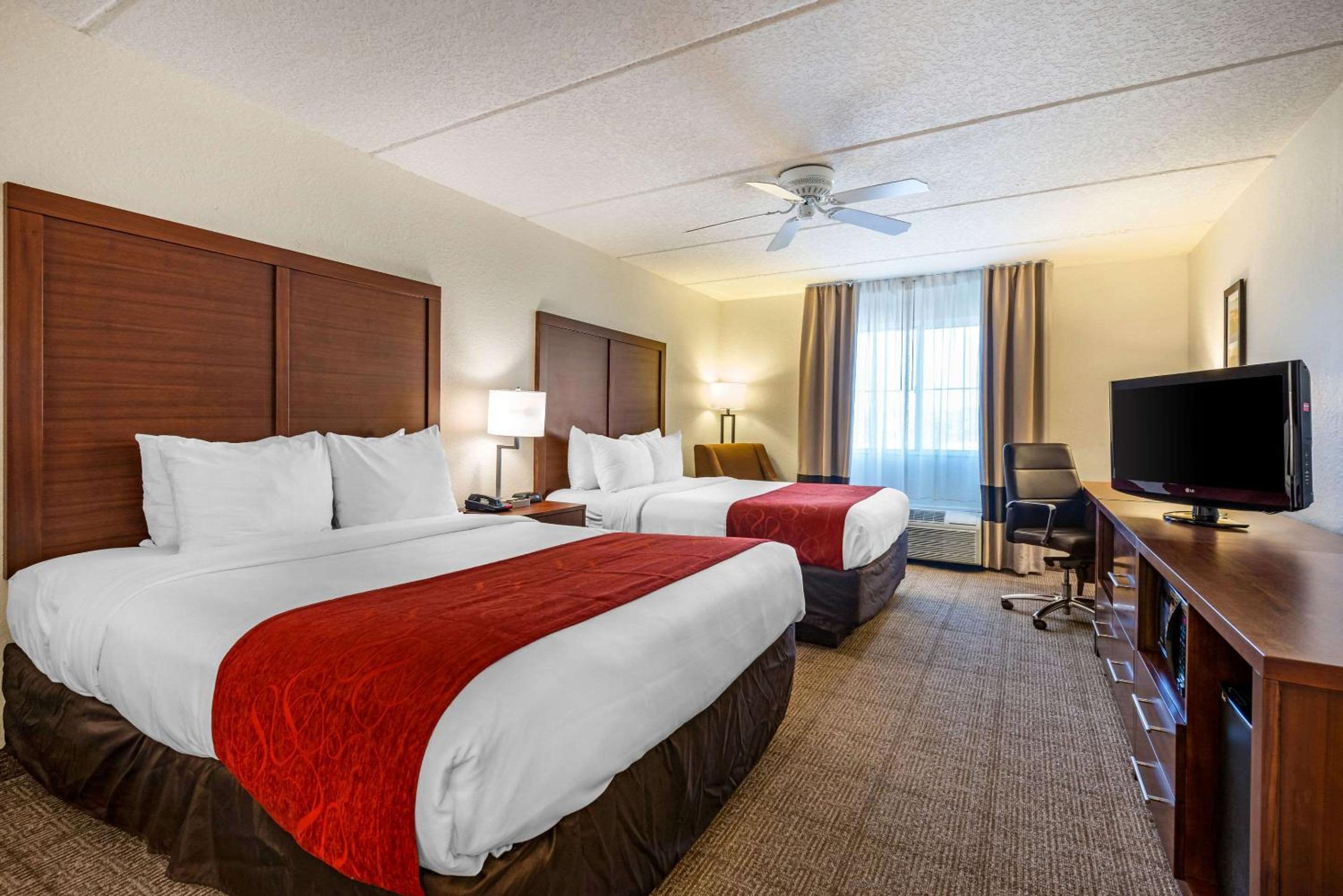 Queen Room with Two Queen Beds - Non-Smoking - Photo 4