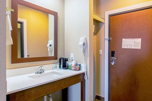 Queen Room with Two Queen Beds - Accessible/Non-Smoking  - Photo 2