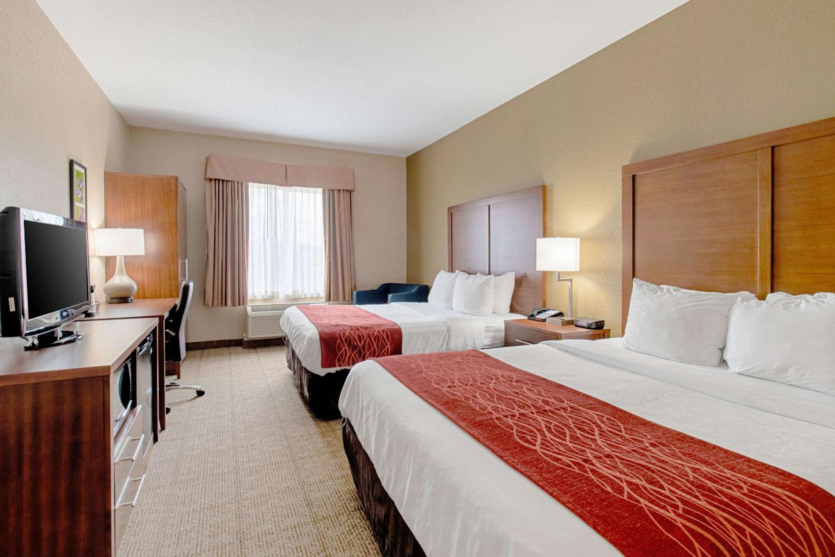 Queen Room with Two Queen Beds - Non-Smoking - Photo 3