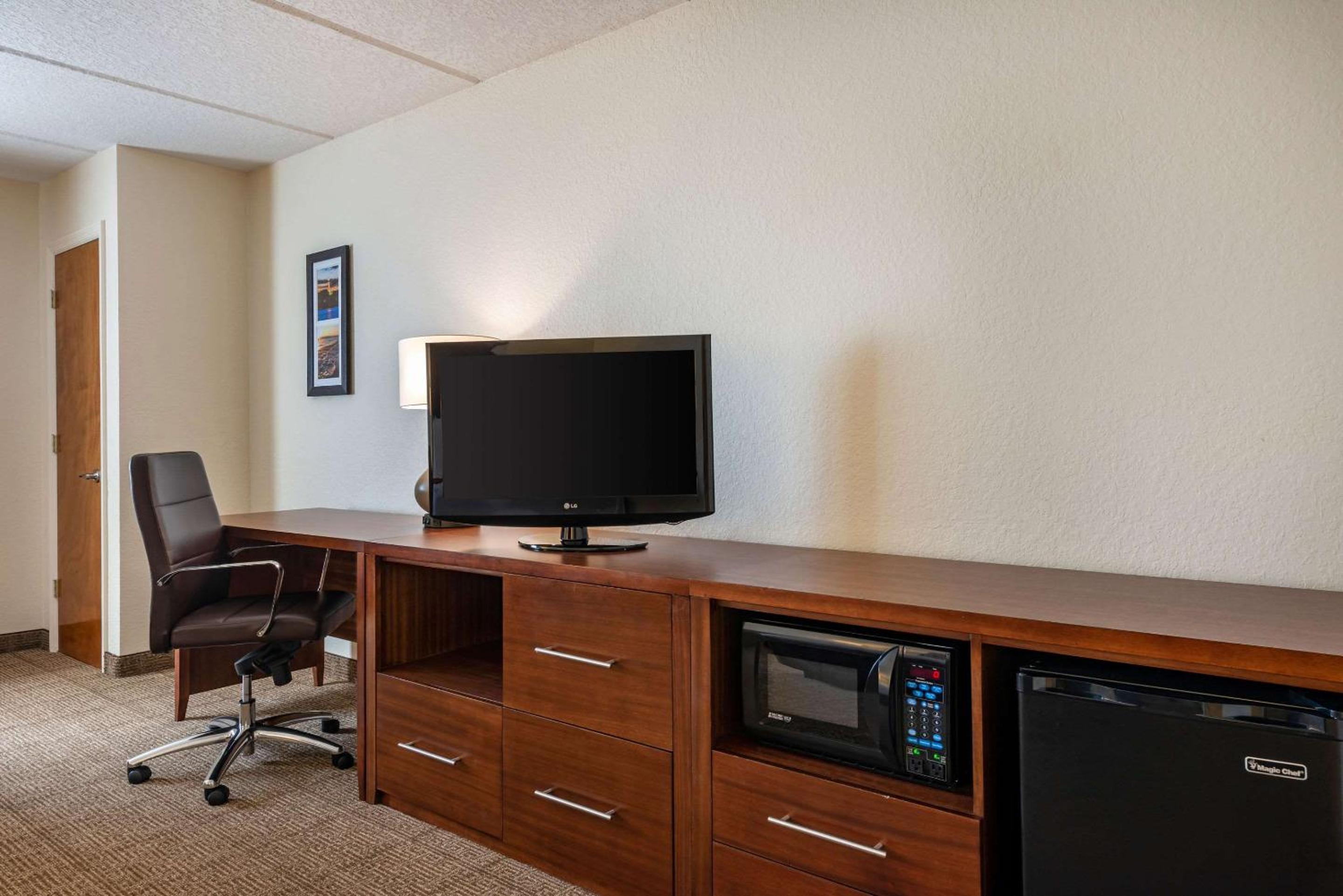 Standard King Room - Non-Smoking  - Photo 4